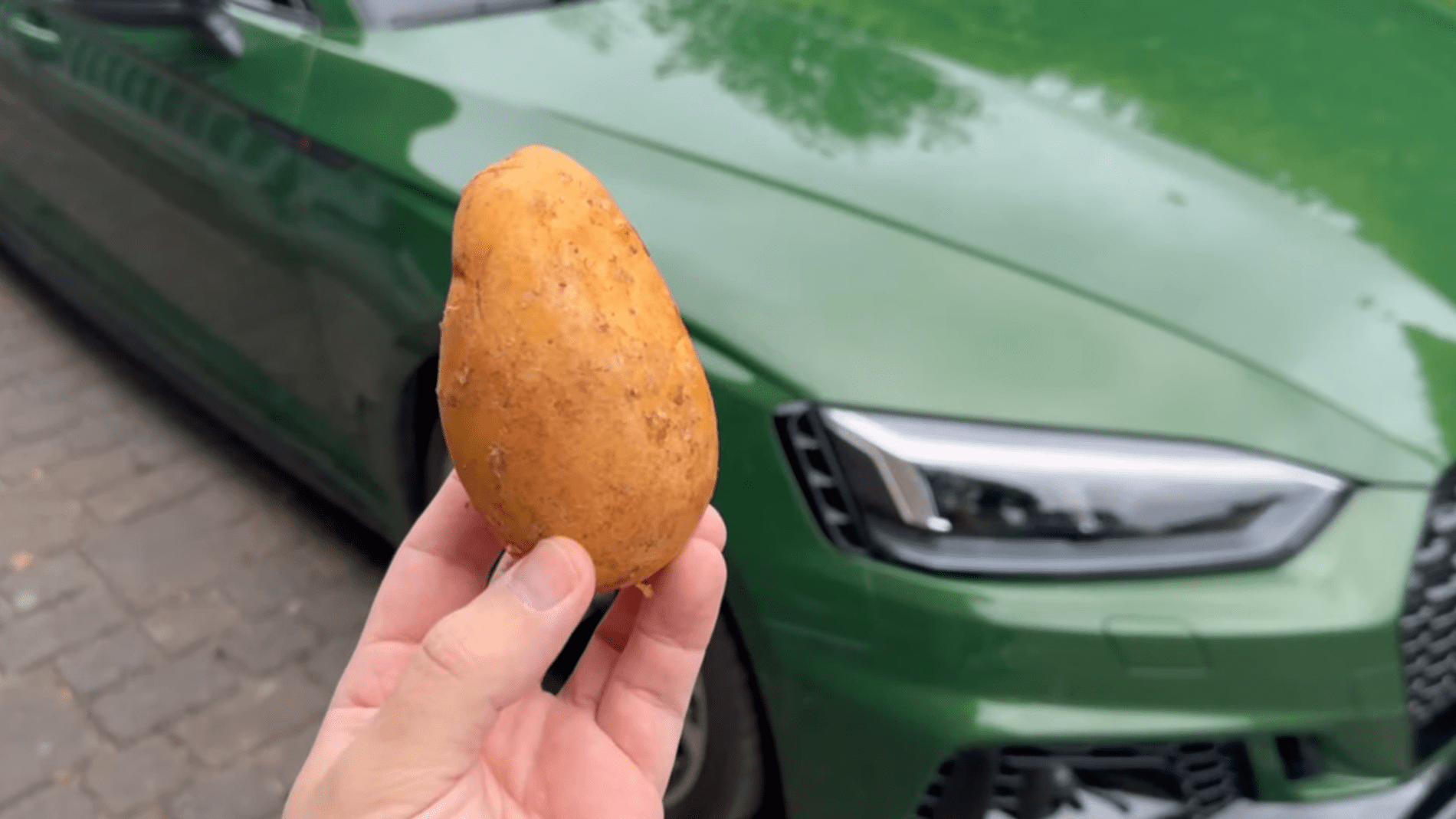 Експерти розповіли, навіщо натирати скло машини картоплиною. Фото: YouTube