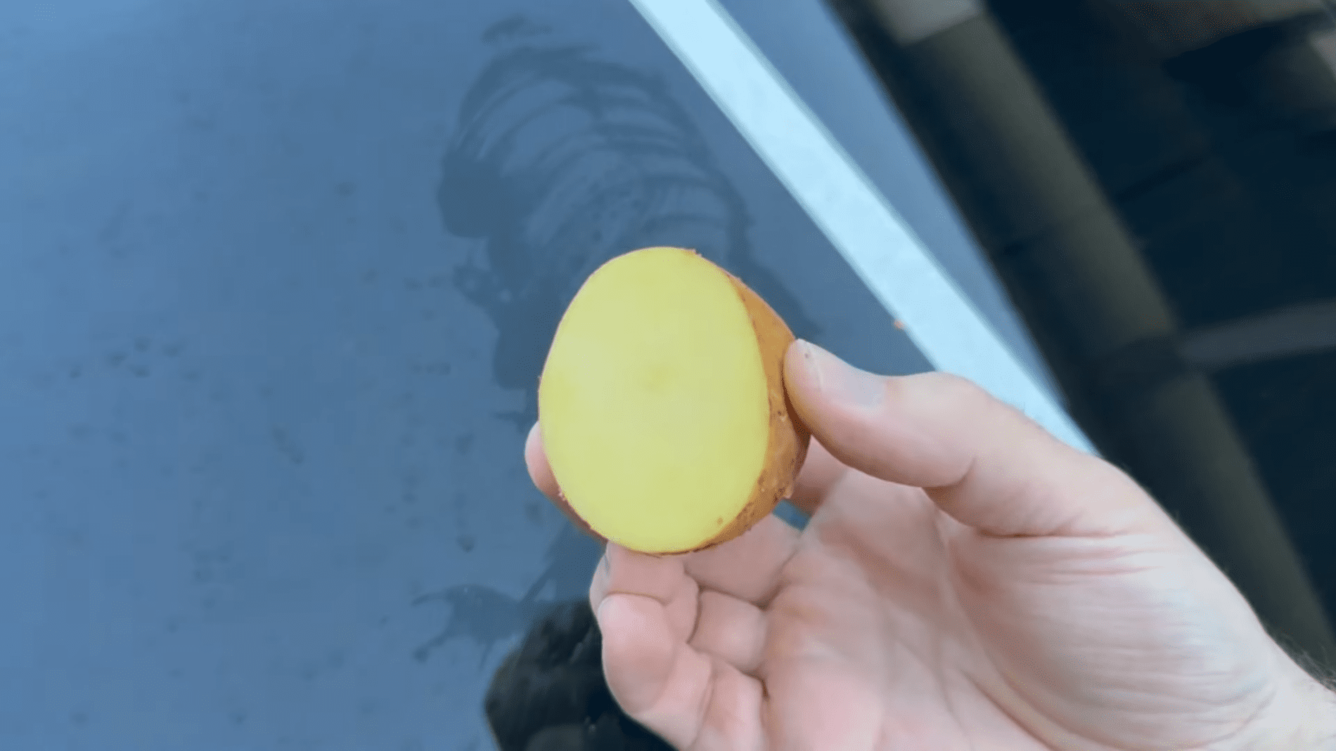 Експерти розповіли, навіщо натирати скло машини картоплиною. Фото: YouTube