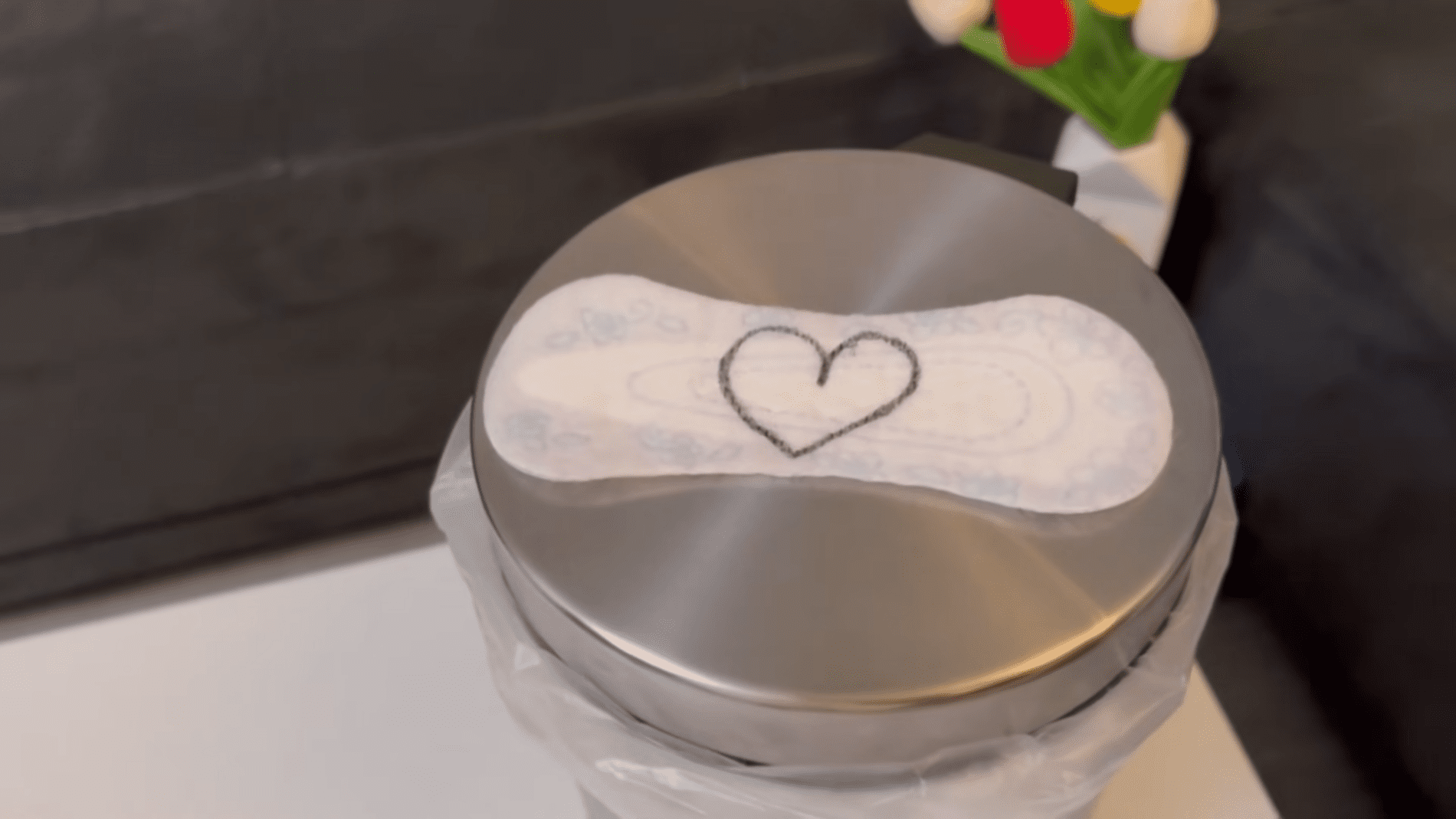 Господині назвали цікавий спосіб позбутися неприємного запаху зі сміттєвого відра. Фото: YouTube/Smart Fox