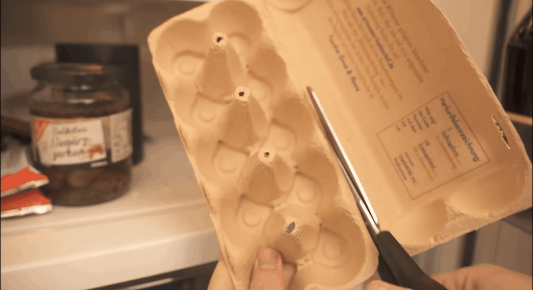 Викинула дорогі кошики: розрізаю яєчні лотки і ставлю в дверцята – соуси більше не “літають” по холодильнику 