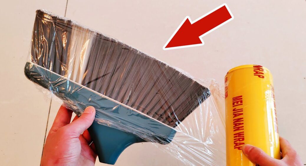 Обмотала віник плівкою і за 2 хвилини зібрала весь пил у домі – тепер прибираю лише так 