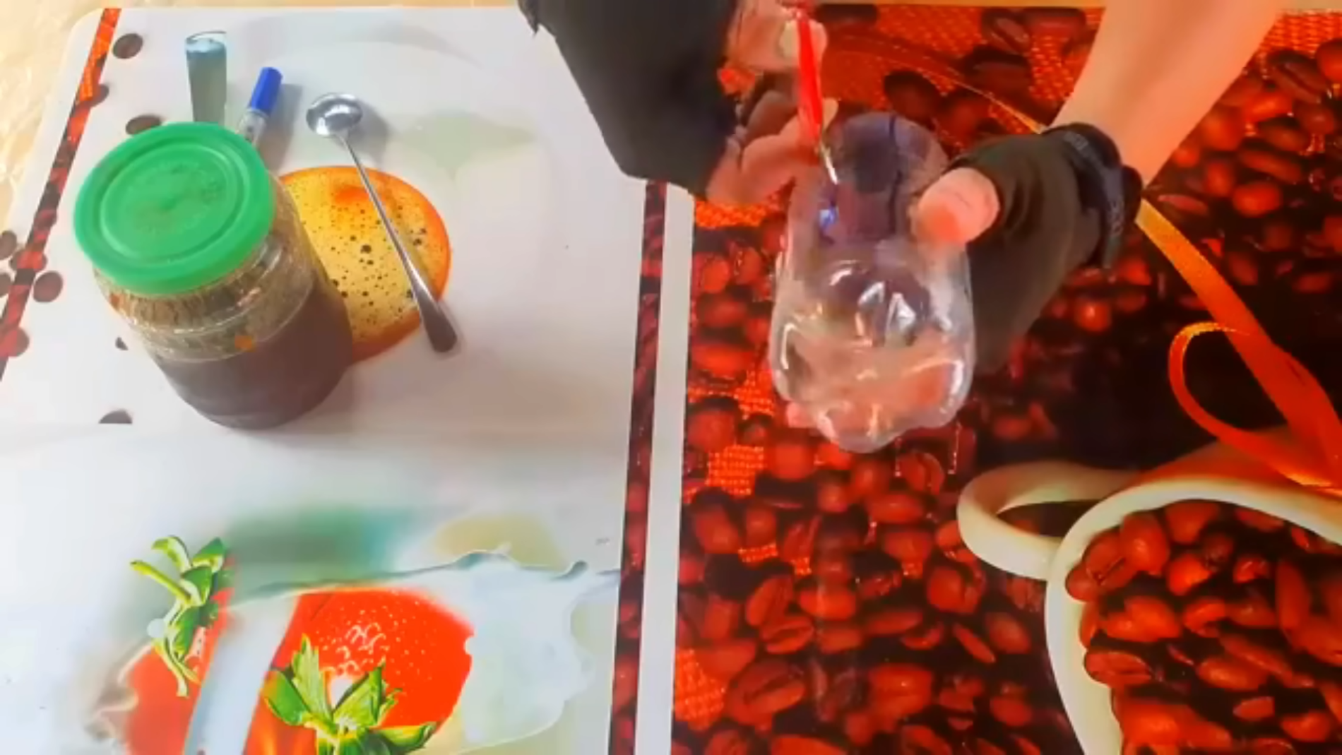 Дачники розповіли, як без хімії позбутися мурах і попелиці на ділянці. Фото: YouTube