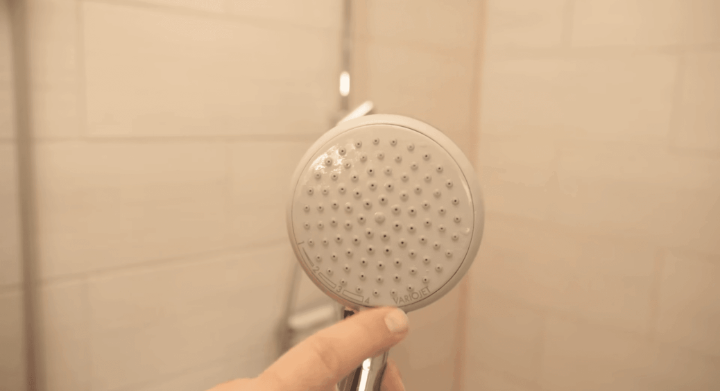 Змішую це 1:2 і вішаю на душ – те, що випало з лійки за ніч, жахнуло б кожного: фірмовий метод очищення 