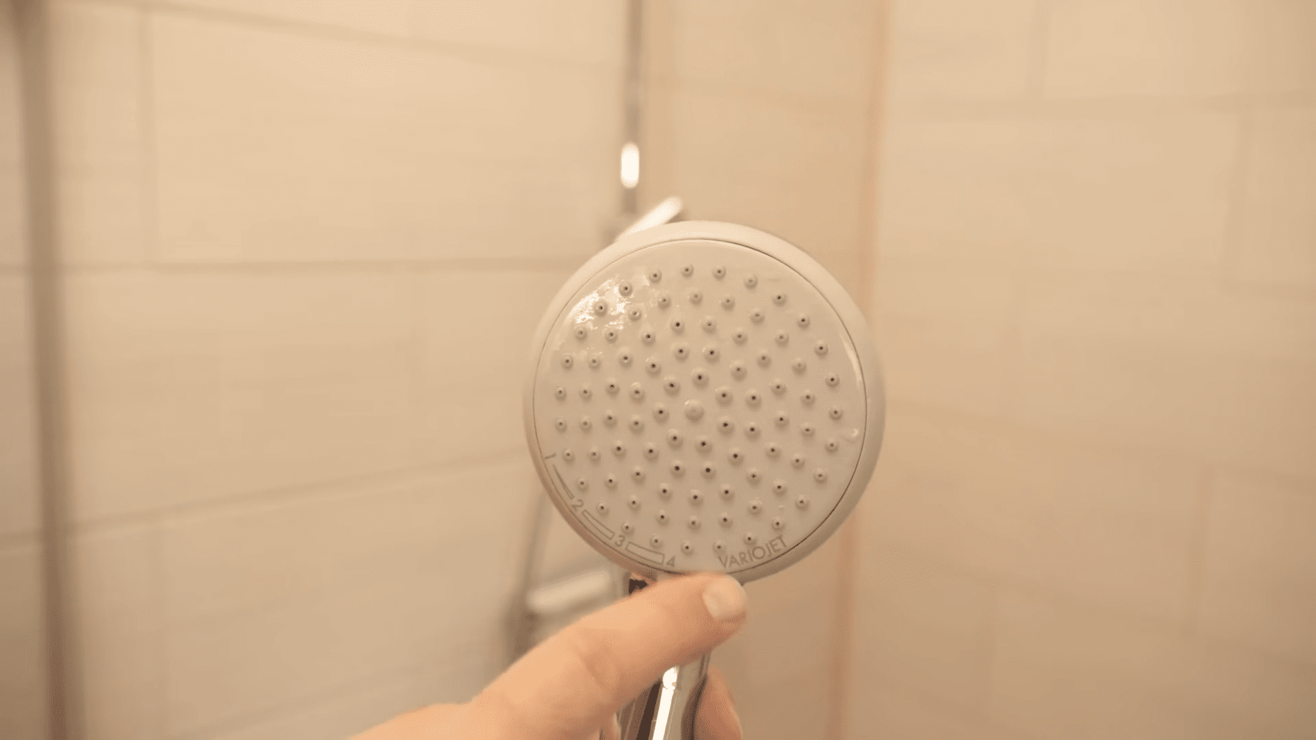 Сантехніки розповіли про простий спосіб очистити душову лійку від накипу. Фото: YouTube/Smart Fox