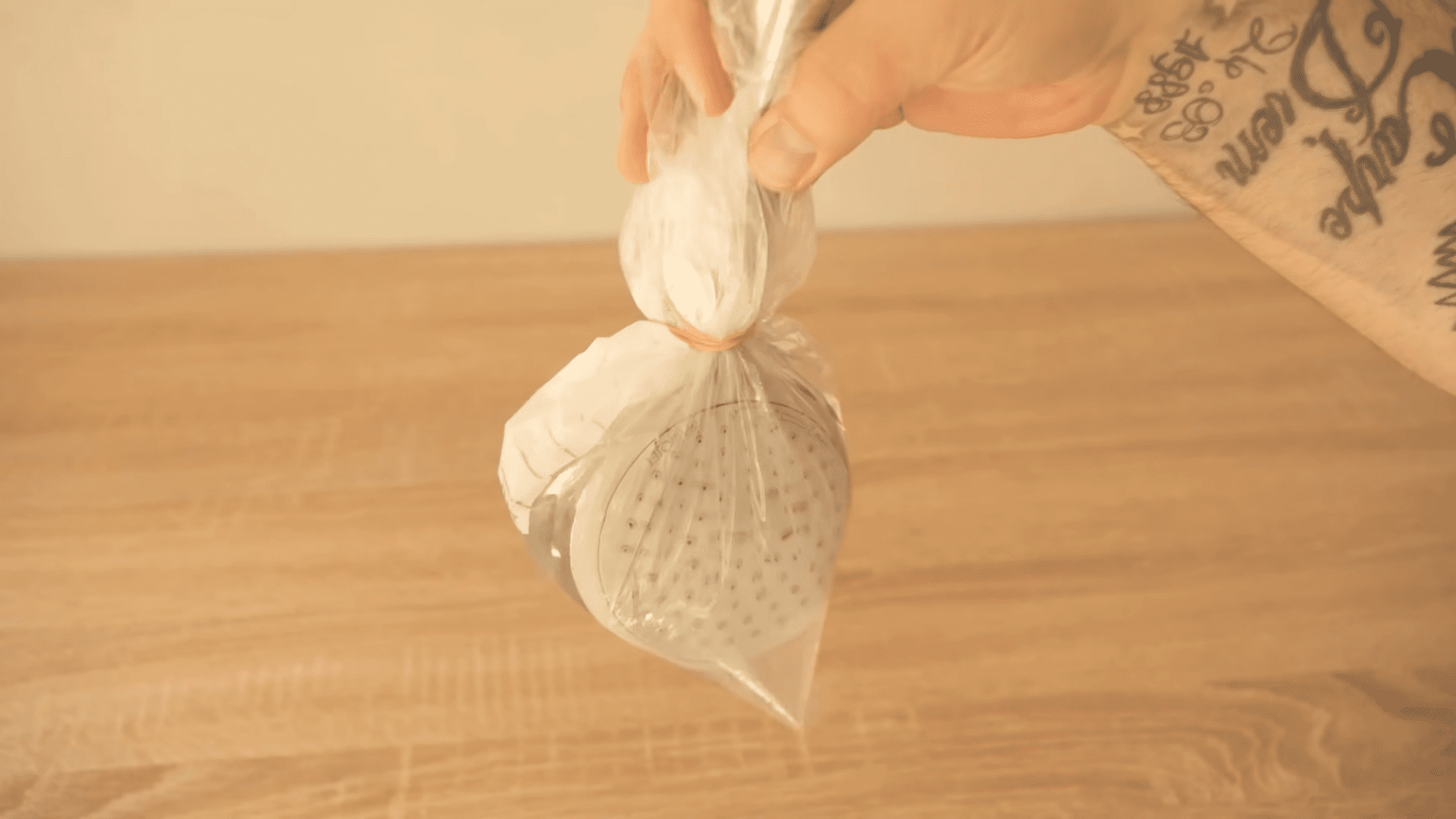 Сантехніки розповіли про простий спосіб очистити душову лійку від накипу. Фото: YouTube/Smart Fox