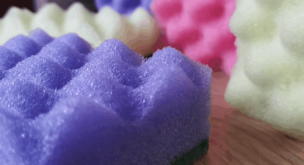 Не купую нову губку щотижня: 2 копійчані інгредієнти з кухні – і стара служить далі без запаху і мікробів 