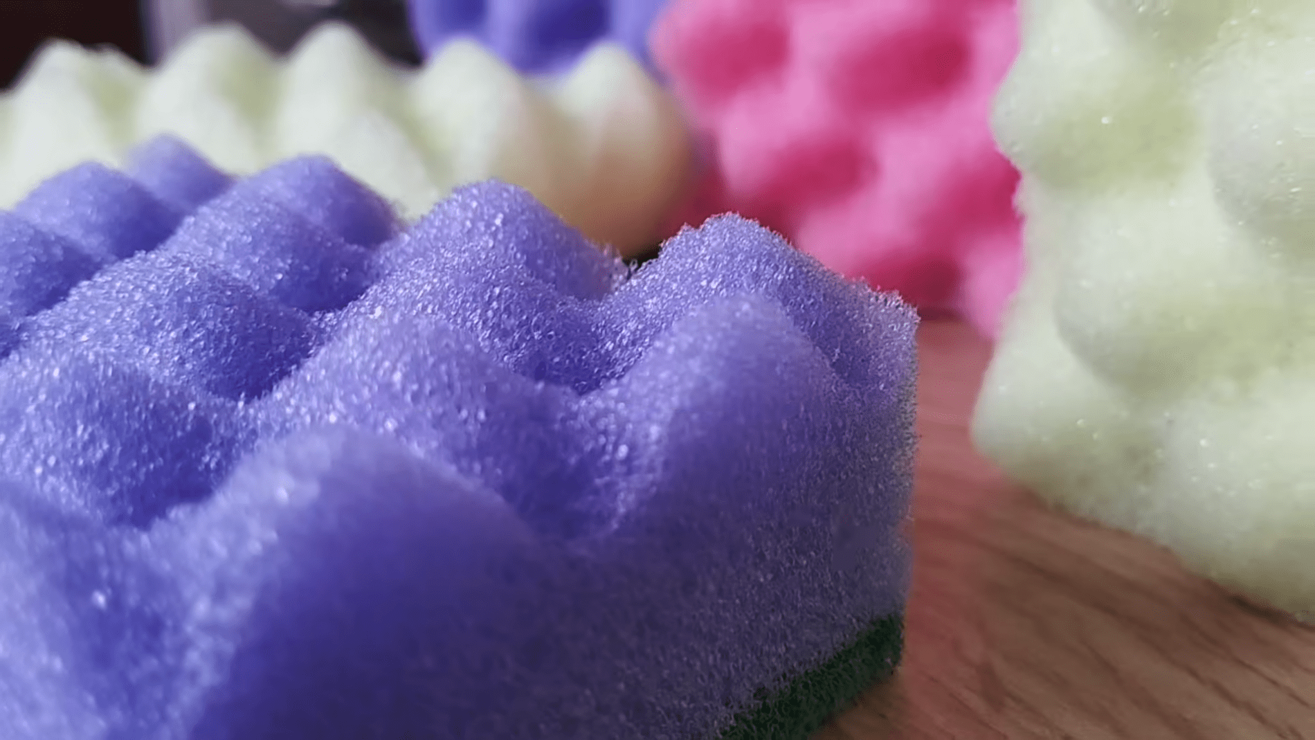 Господині розповіли, як продовжити термін служби кухонної губки. Фото: YouTube/Точка Зору 360⁰