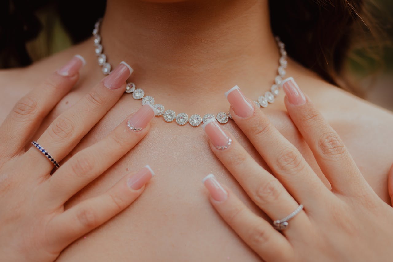 Експерти розповіли, як візуально подовжити нігтьову пластину манікюром. Фото: Pexels