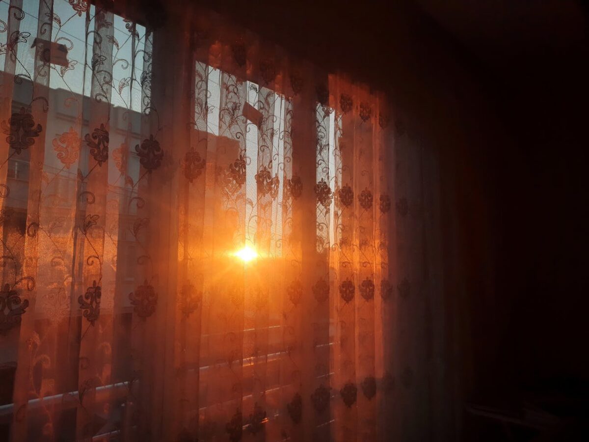 Експерти розповіли, коли прати штори перед Великоднем і як спростити цю задачу. Фото: Pexels