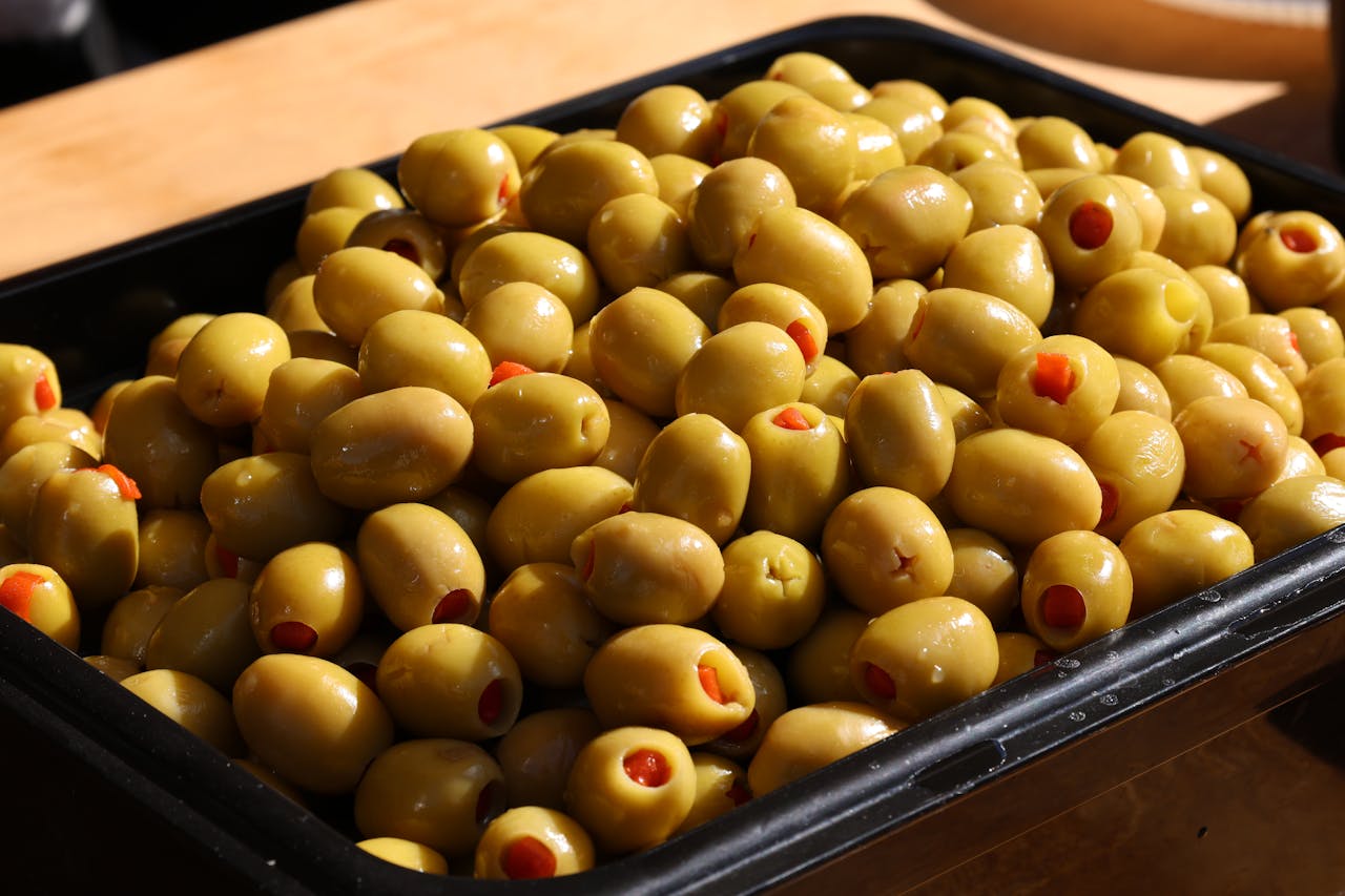 Експерти розповіли, як зміниться ваше самопочуття, якщо щодня їсти оливки. Фото: Pexels