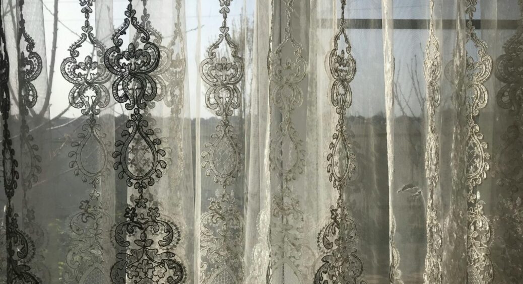 Залишився 1 день для прання штор перед Великоднем: додайте 1 баночку — і процес піде швидше й простіше 