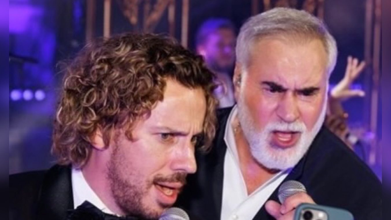 Максим Галкін забрав мікрофона у Валерія Меладзе і заспівав його пісню. Фото: Instagram trustevents.me 