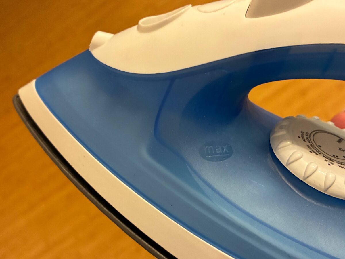 Очистити праску від нагару на підошві можна за допомогою перекису. Фото: Добрі Новини