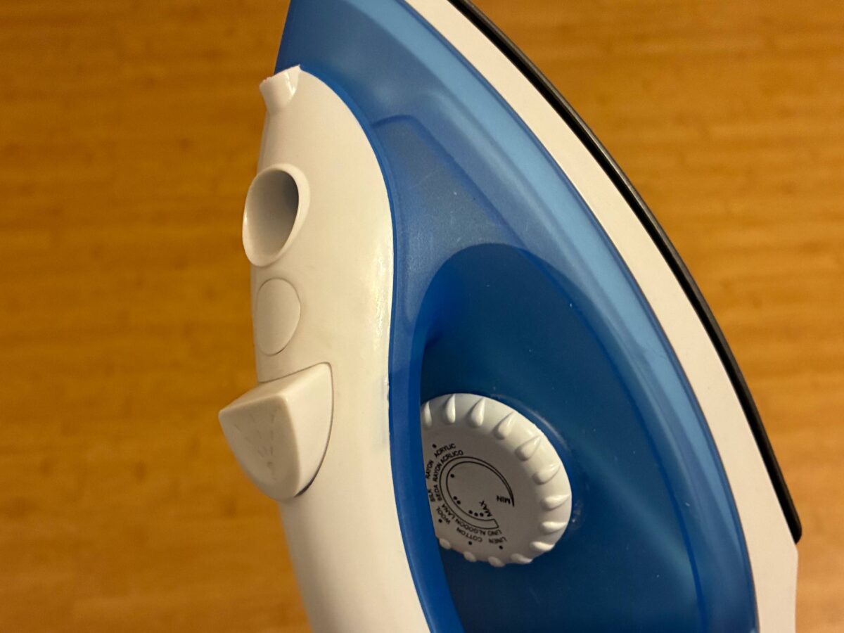 Очистити праску від нагару на підошві можна за допомогою перекису. Фото: Добрі Новини