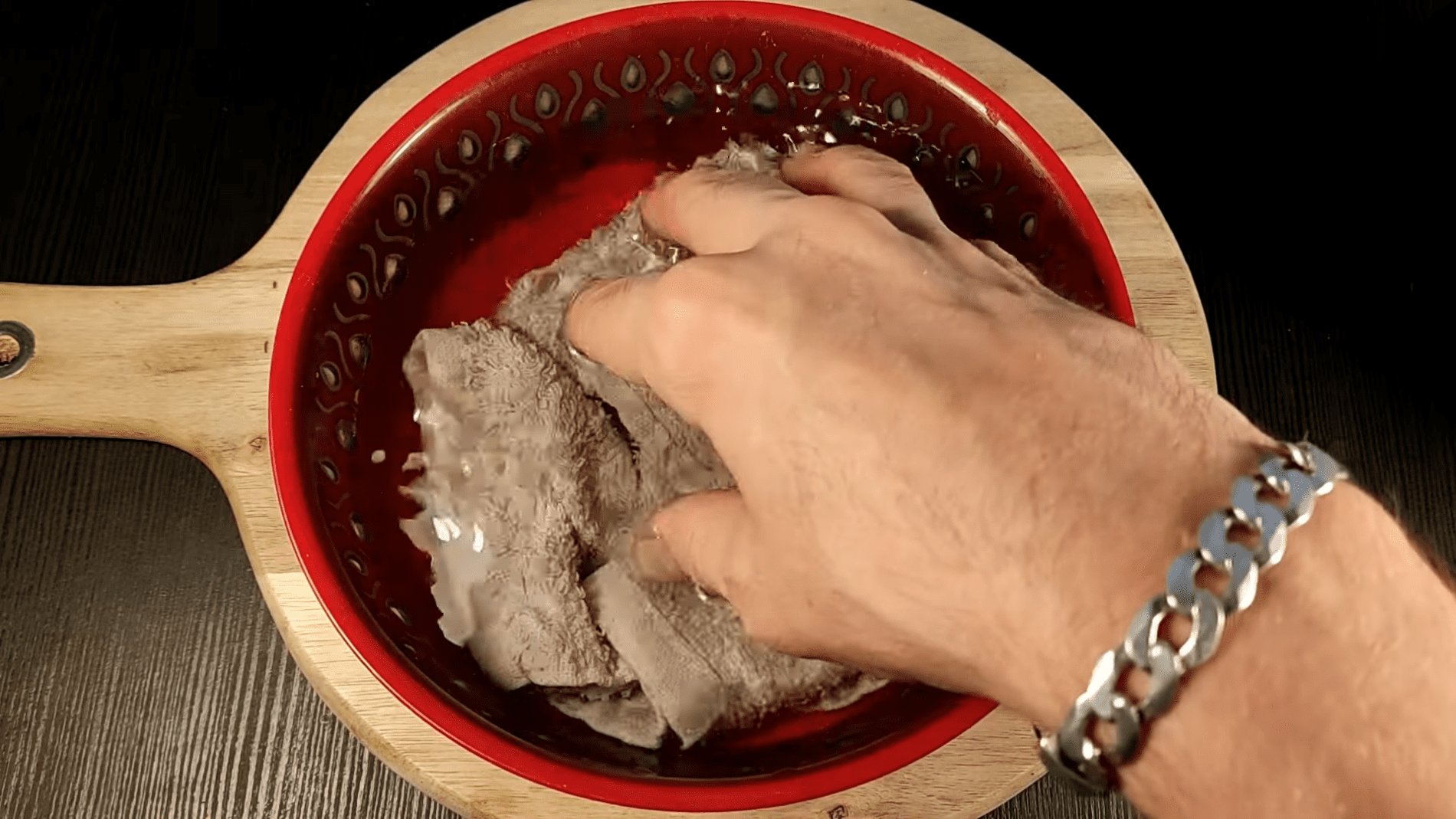 Експерти розповіли, як освіжити білизну за допомогою лаврового листа. Фото:YouTube/PRIRODNOZDRAVLJE