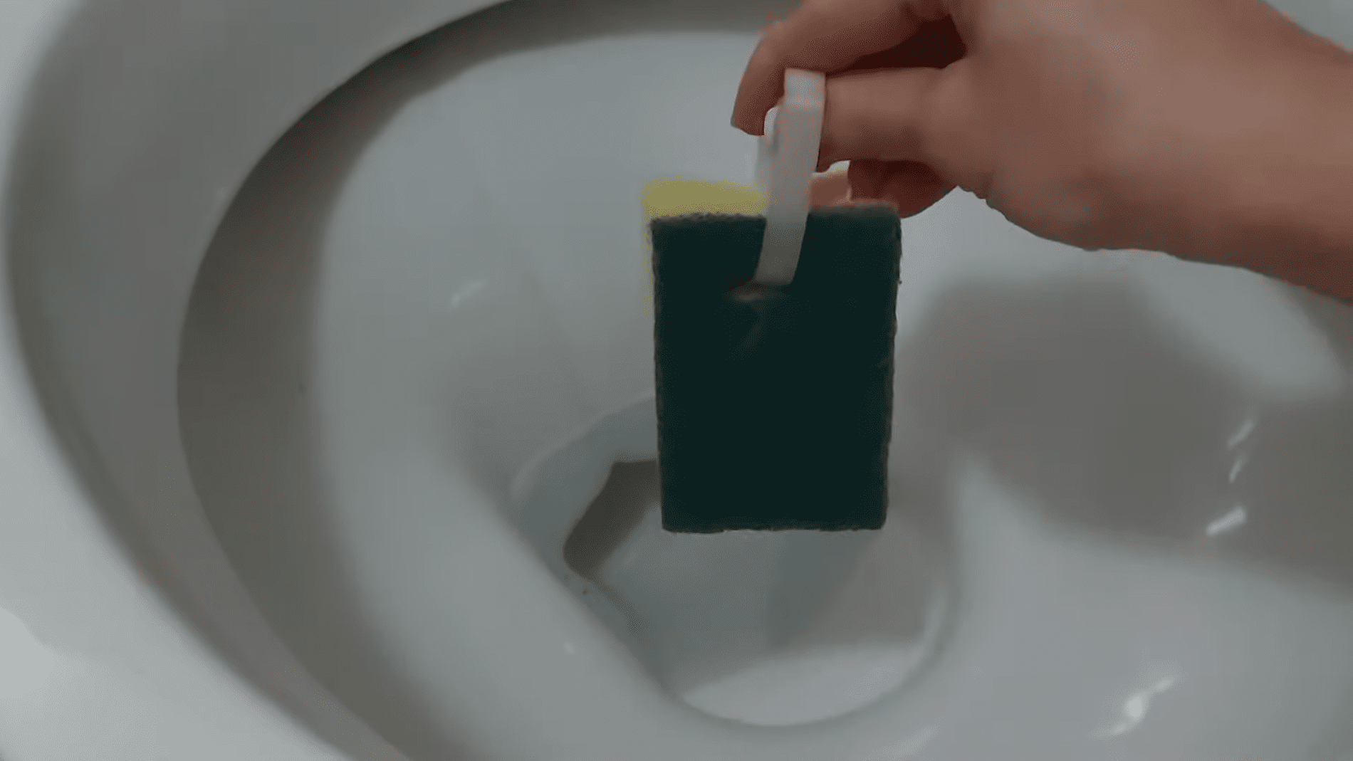 Господині назвали бюджетний спосіб підтримувати чистоту та свіжість унітаза. Фото:YouTube/JECA SVAŠTARICA