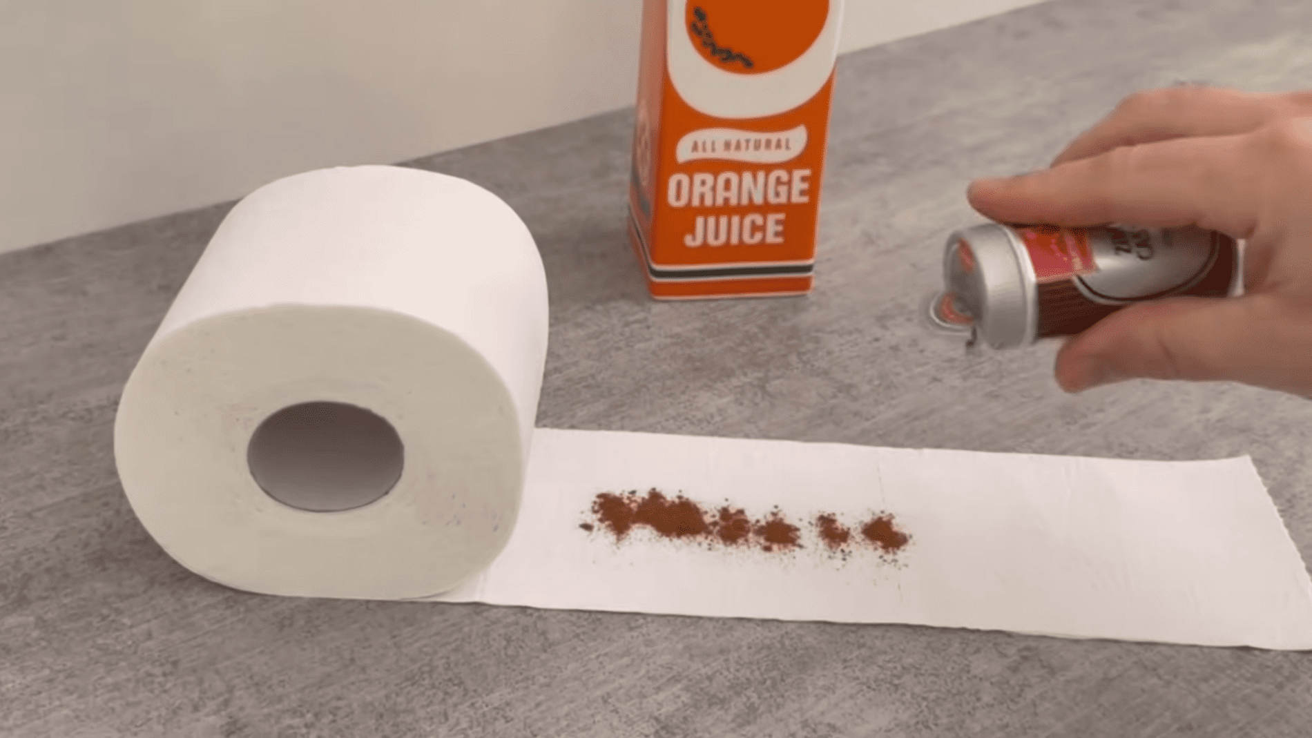 Експерти назвали лайфхак, який допоможе відлякувати комах і комарів. Фото: YouTube/Smart Fox