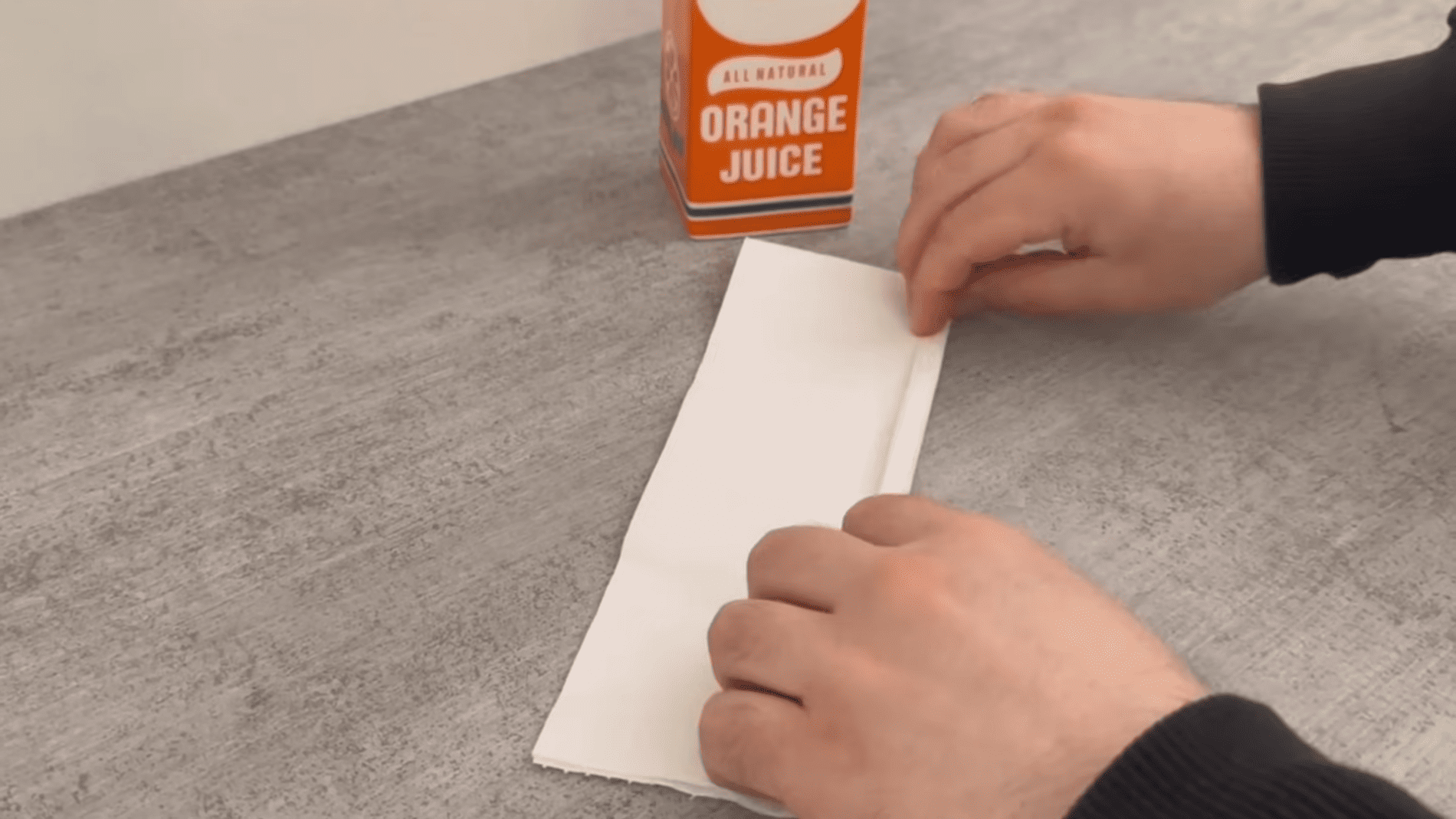 Експерти назвали лайфхак, який допоможе відлякувати комах і комарів. Фото: YouTube/Smart Fox