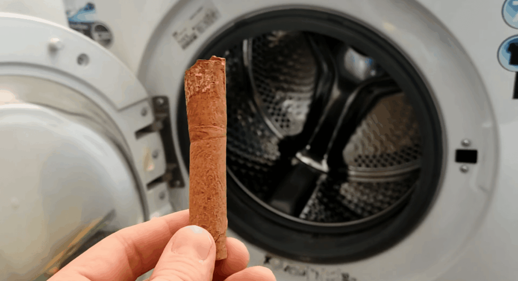 Кинула 2 палички кориці в стару шкарпетку і в пральну машину: трюк моєї 70-річної бабусі працює на ура 
