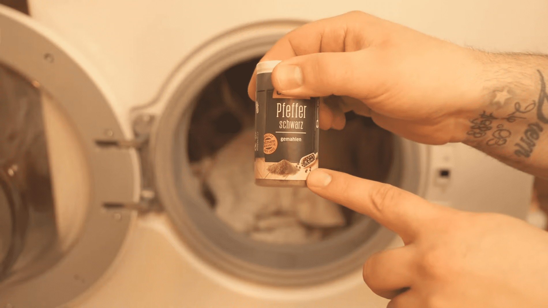 Експерти розповіли про цікавий лайфхак під час прання. Фото: YouTube/Smart Fox