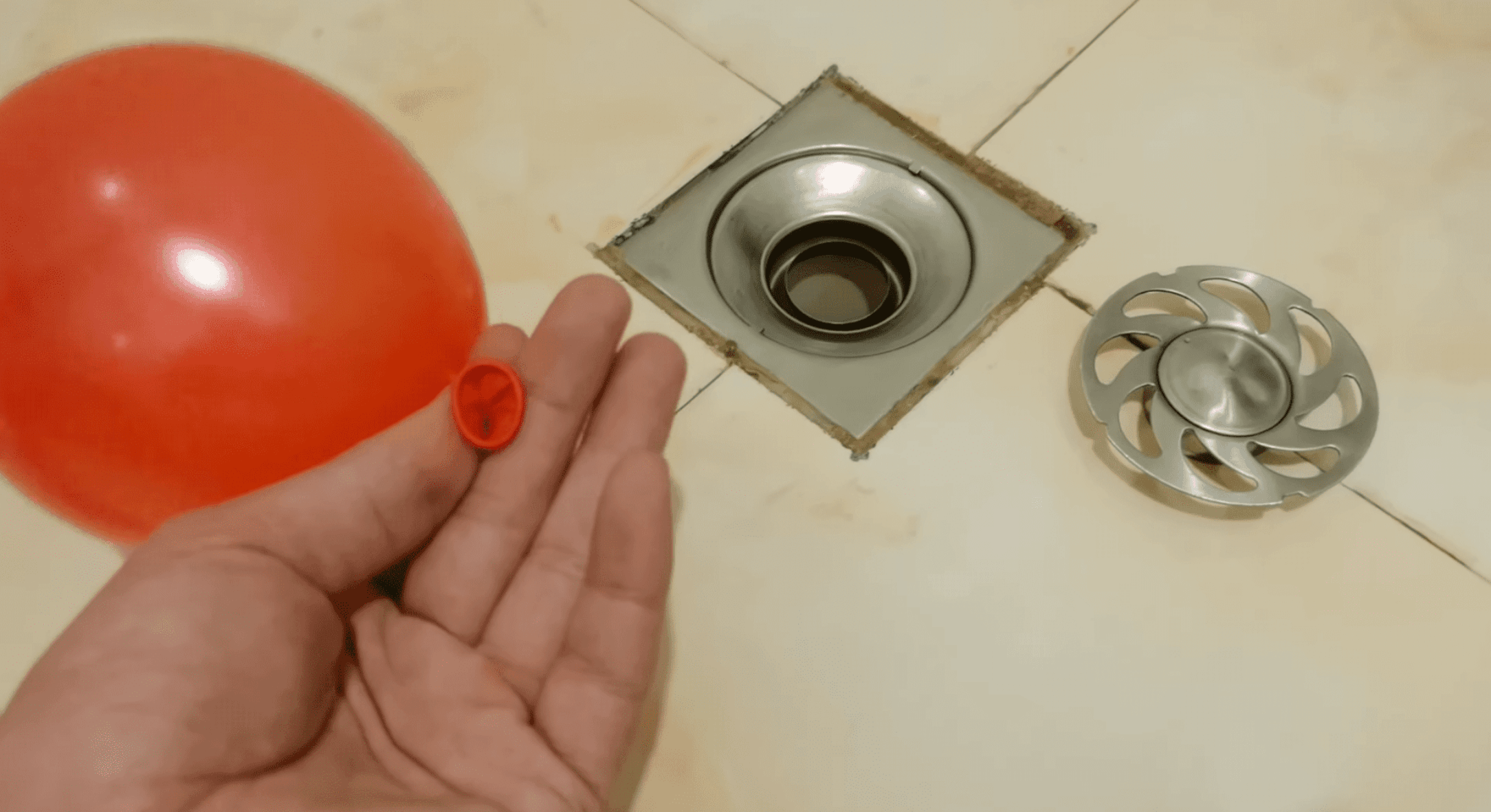 Сантехнік просить 500 грн за виклик – а я обрізала кульку і вирішила проблему запаху зі зливу за 1 хвилину 