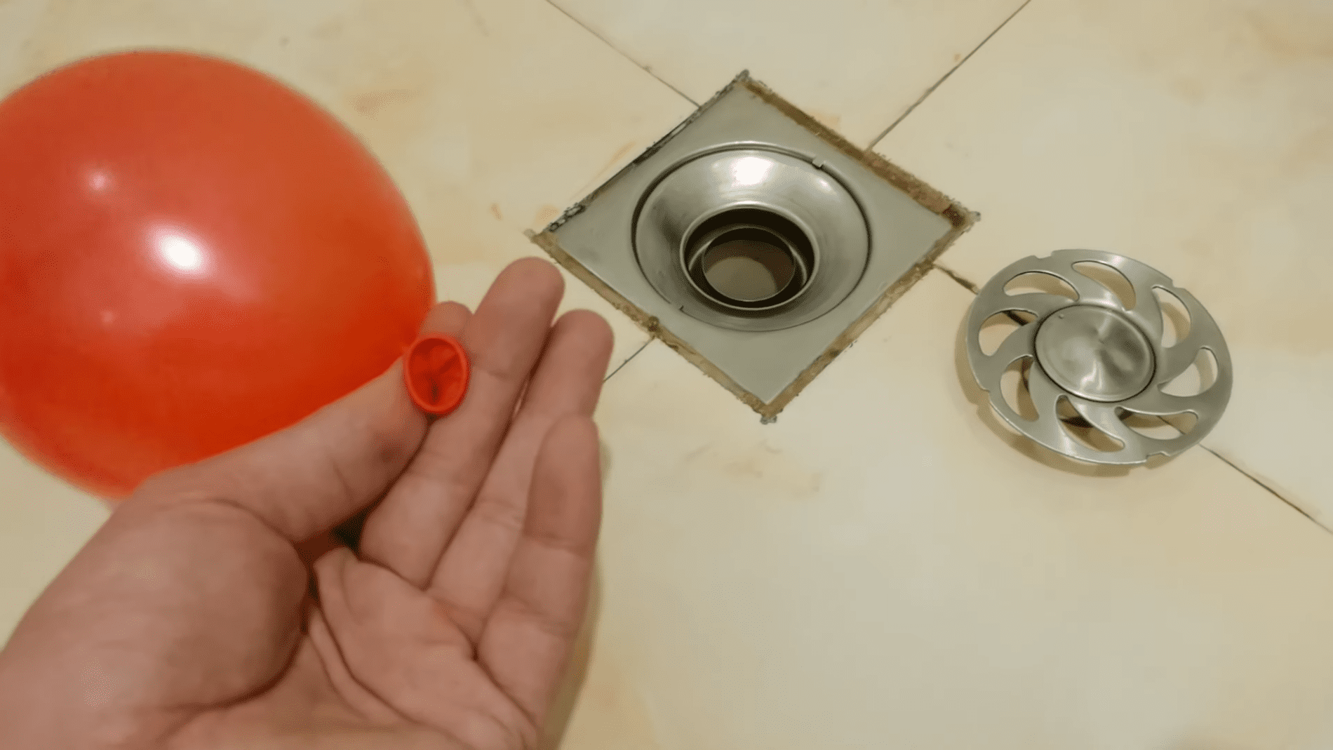 Сантехніки розповіли, як позбутися неприємного запаху з каналізації. Фото: YouTube/Mr.Smart