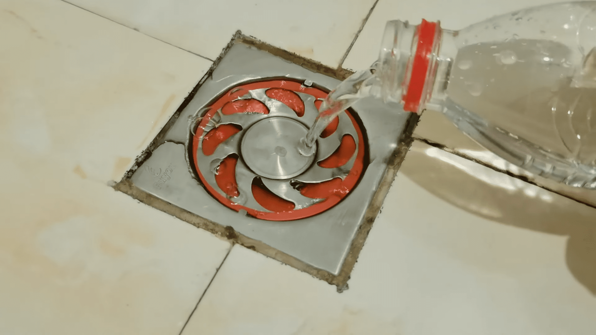 Сантехніки розповіли, як позбутися неприємного запаху з каналізації. Фото: YouTube/Mr.Smart