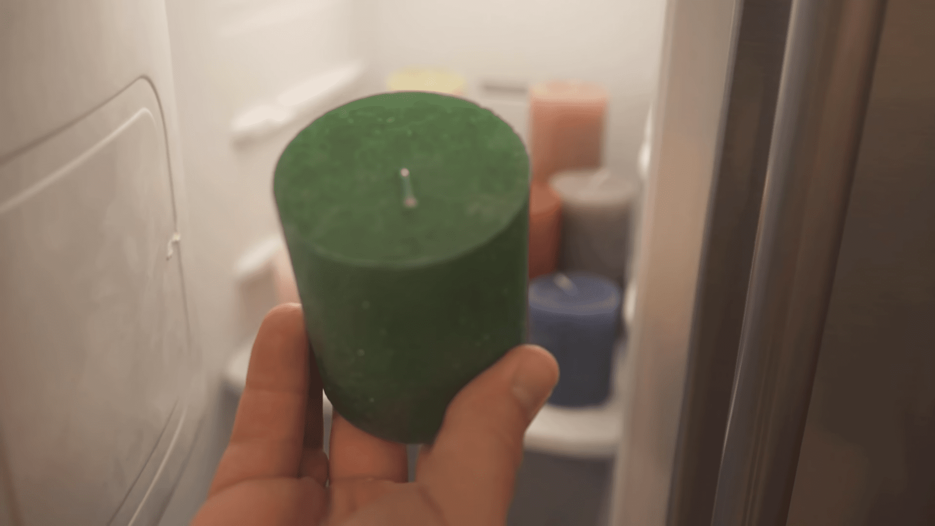 Експерти розповіли про цікавий спосіб продовжити горіння свічок. Фото: YouTube/Smart Fox