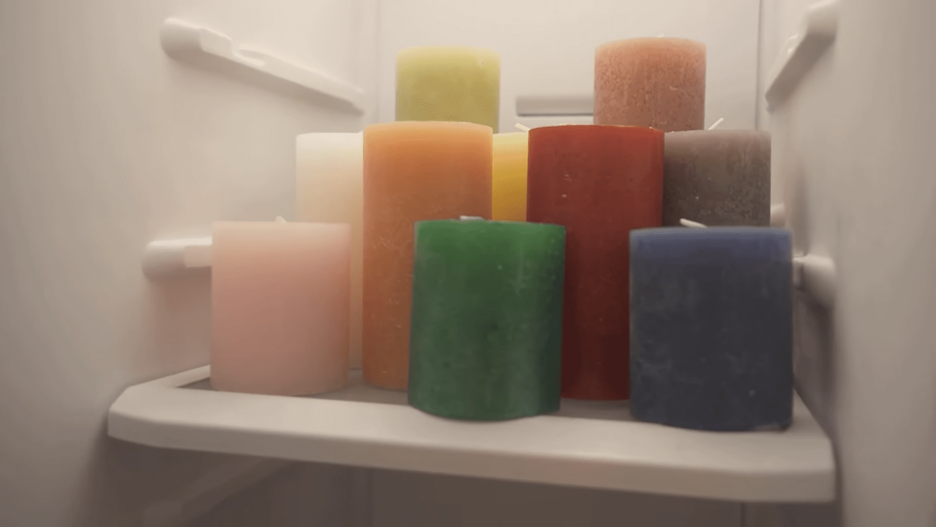 Експерти розповіли про цікавий спосіб продовжити горіння свічок. Фото: YouTube/Smart Fox