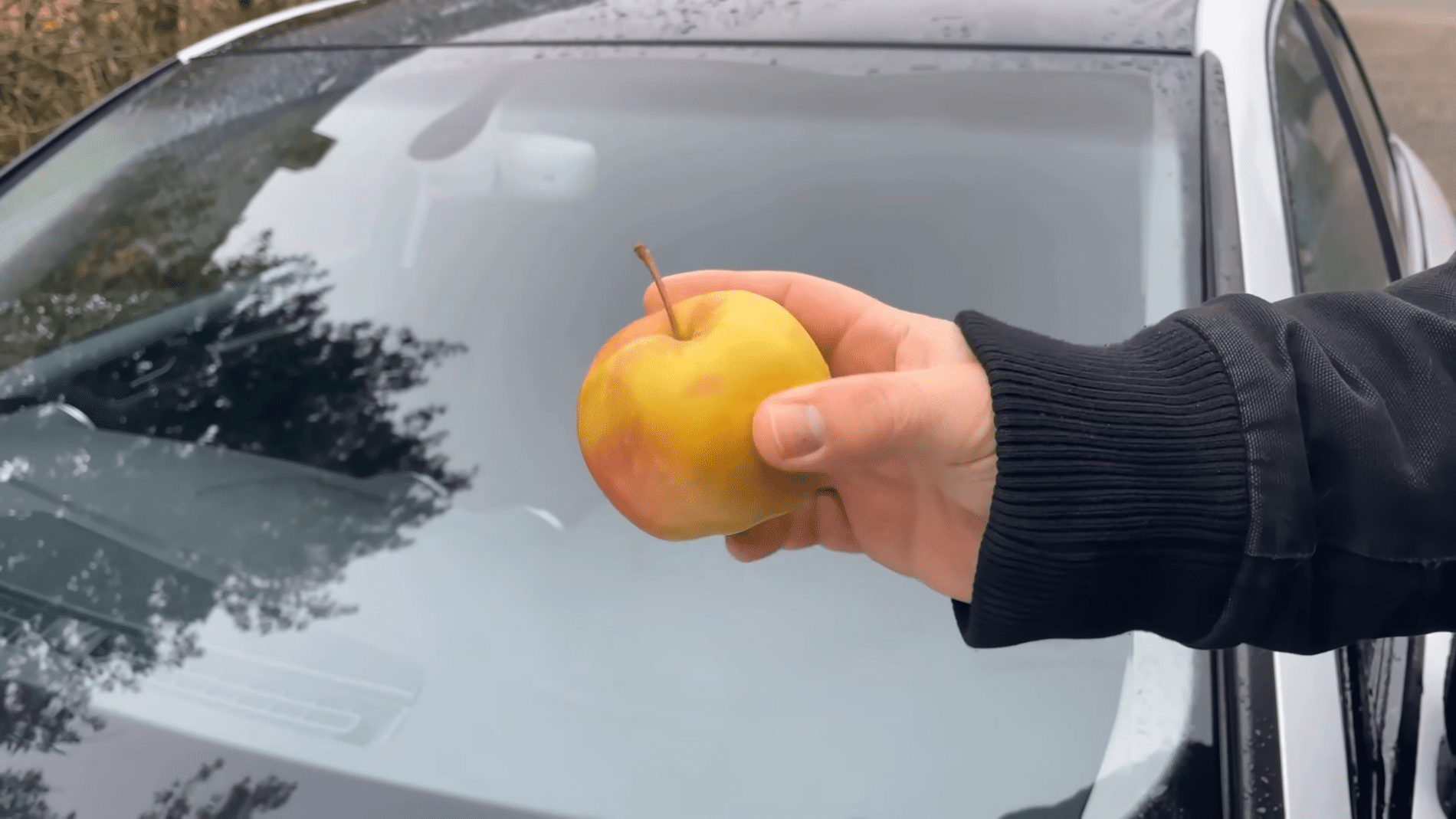 Автомобілісти розповіли про цікавий лайфхак в дощову погоду. Фото: YouTube/Smart Fox