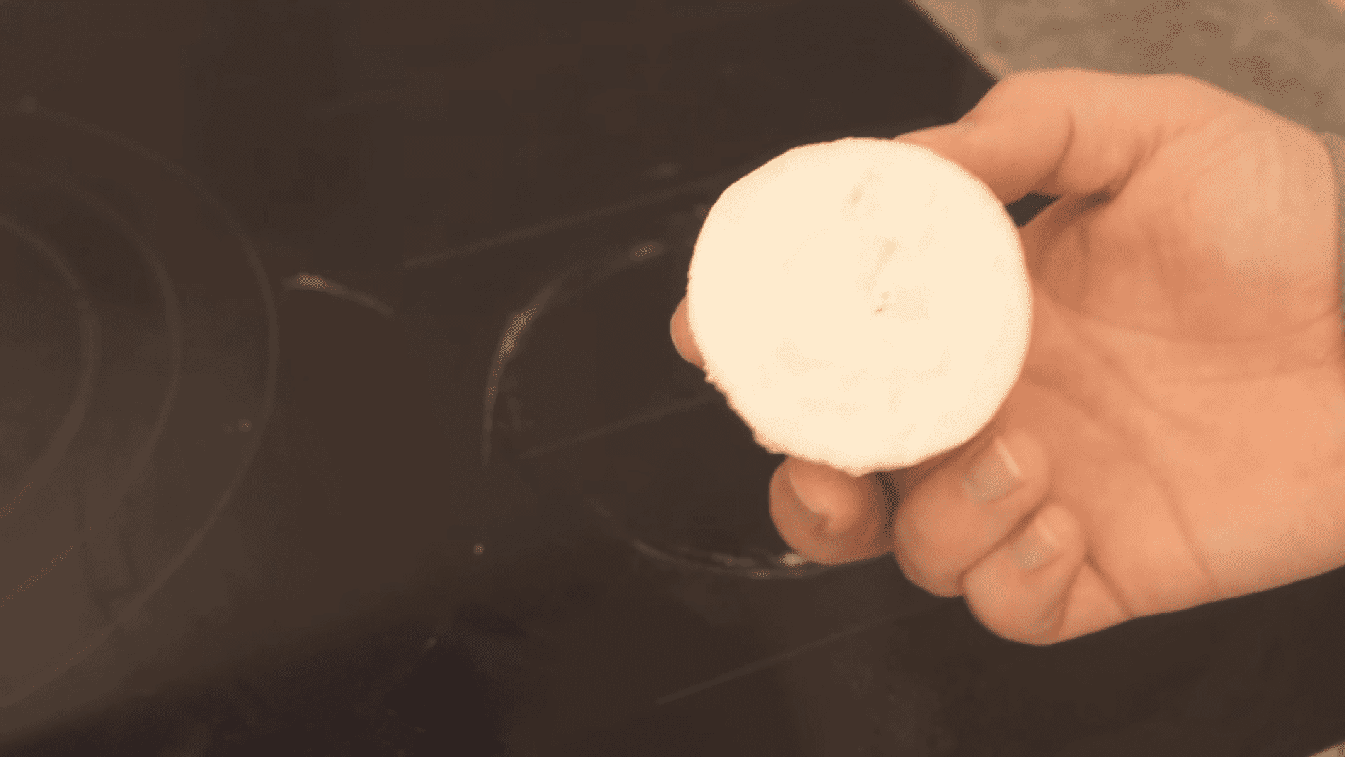 Експерти розповіли про простий спосіб очистити плиту від пригорілого жиру. Фото: YouTube/Smart Fox