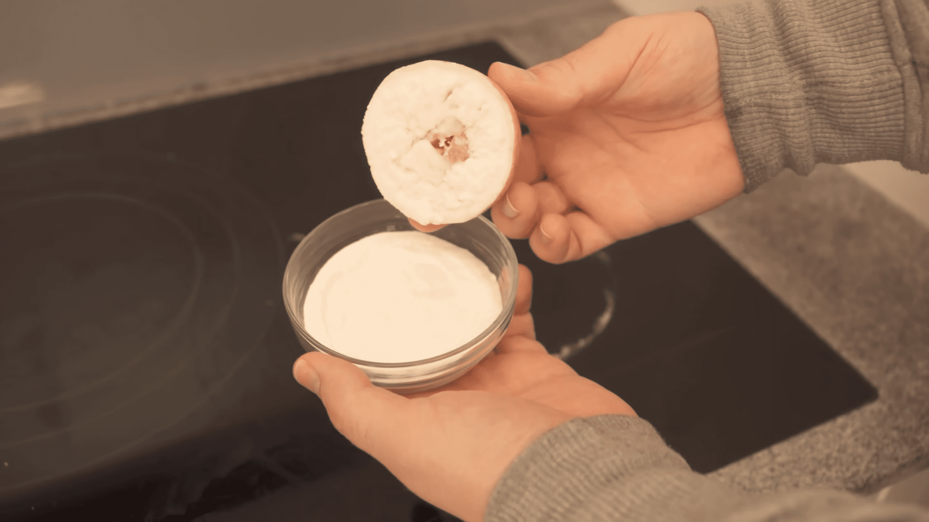 Експерти розповіли про простий спосіб очистити плиту від пригорілого жиру. Фото: YouTube/Smart Fox