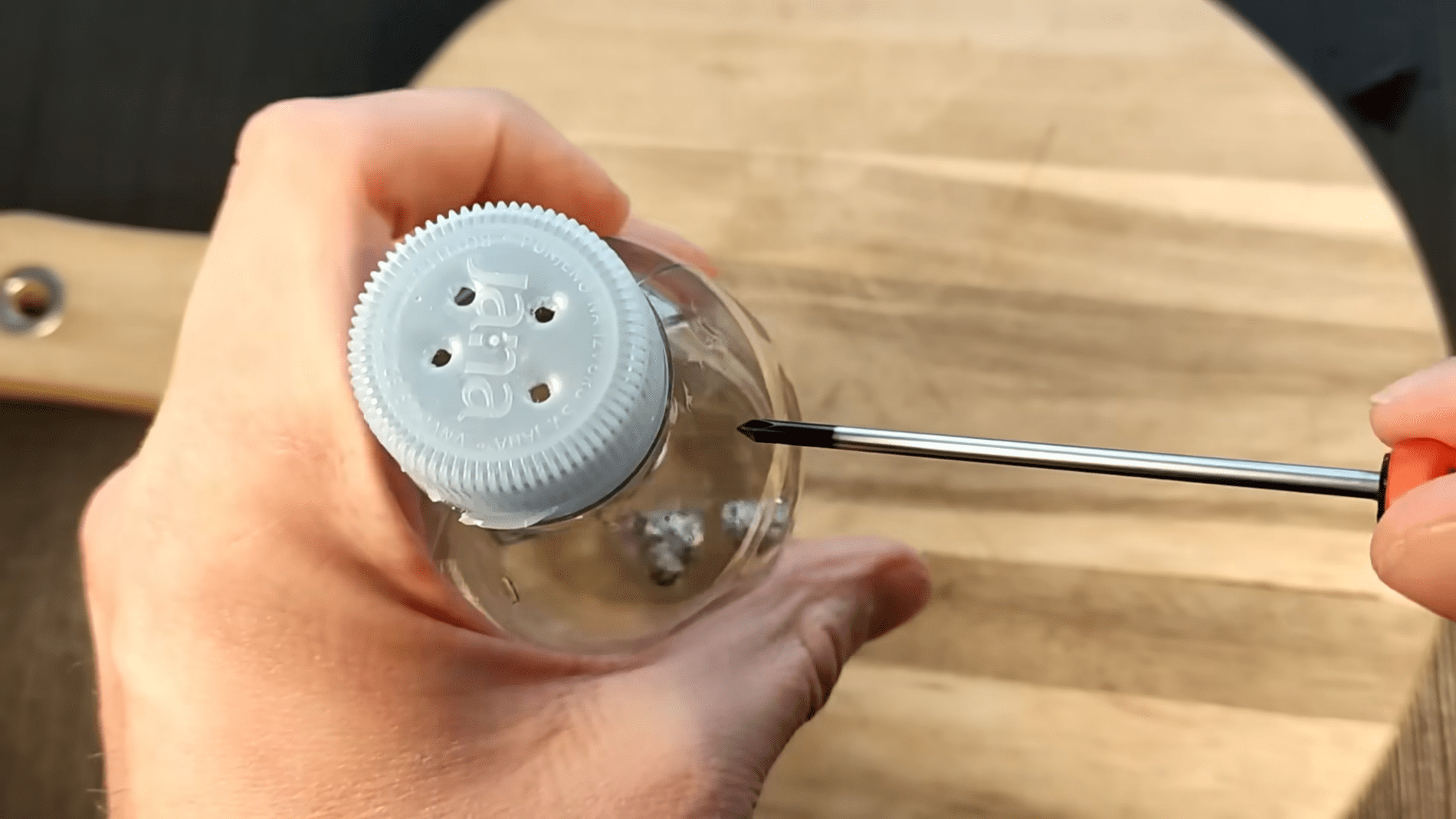 Експерти розповіли про доступний спосіб відлякування комах і птахів. Фото:YouTube/Природне здоров'я