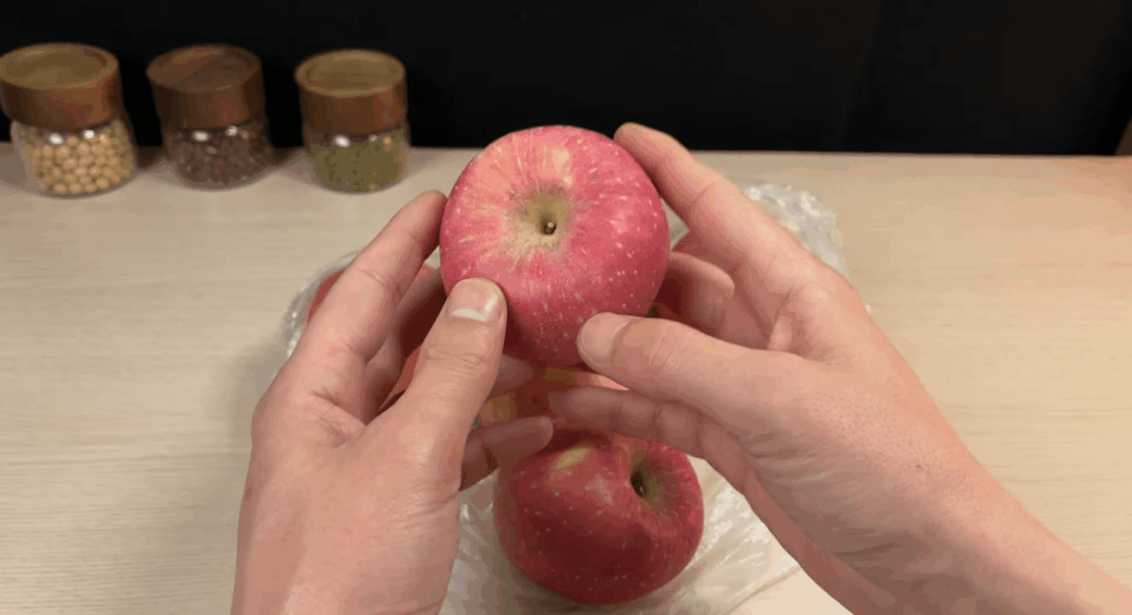 Не купую яблука з ідеально гладкою шкіркою – це помилка: шукаю 1 ознаку, щоб плід був солодкий та хрусткий 