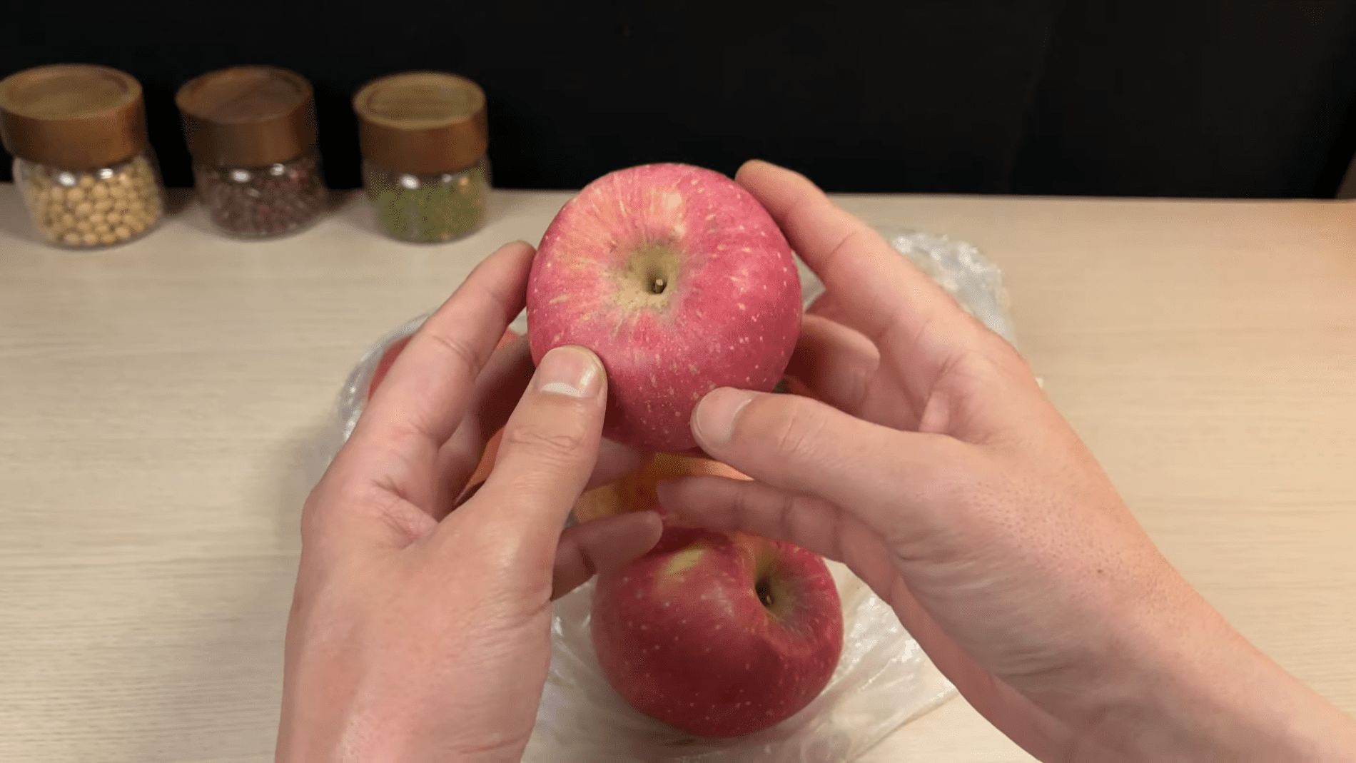 Експерти розповіли, як обрати якісні яблука на базарі. Фото: YouTube/Містер Розумний