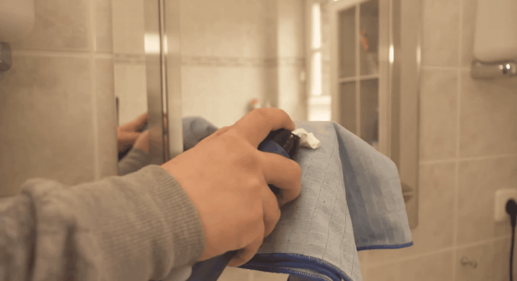 Чоловік залишив піну для гоління у ванній – і я випадково знайшла рішення проблеми, яка дратувала 10 років 