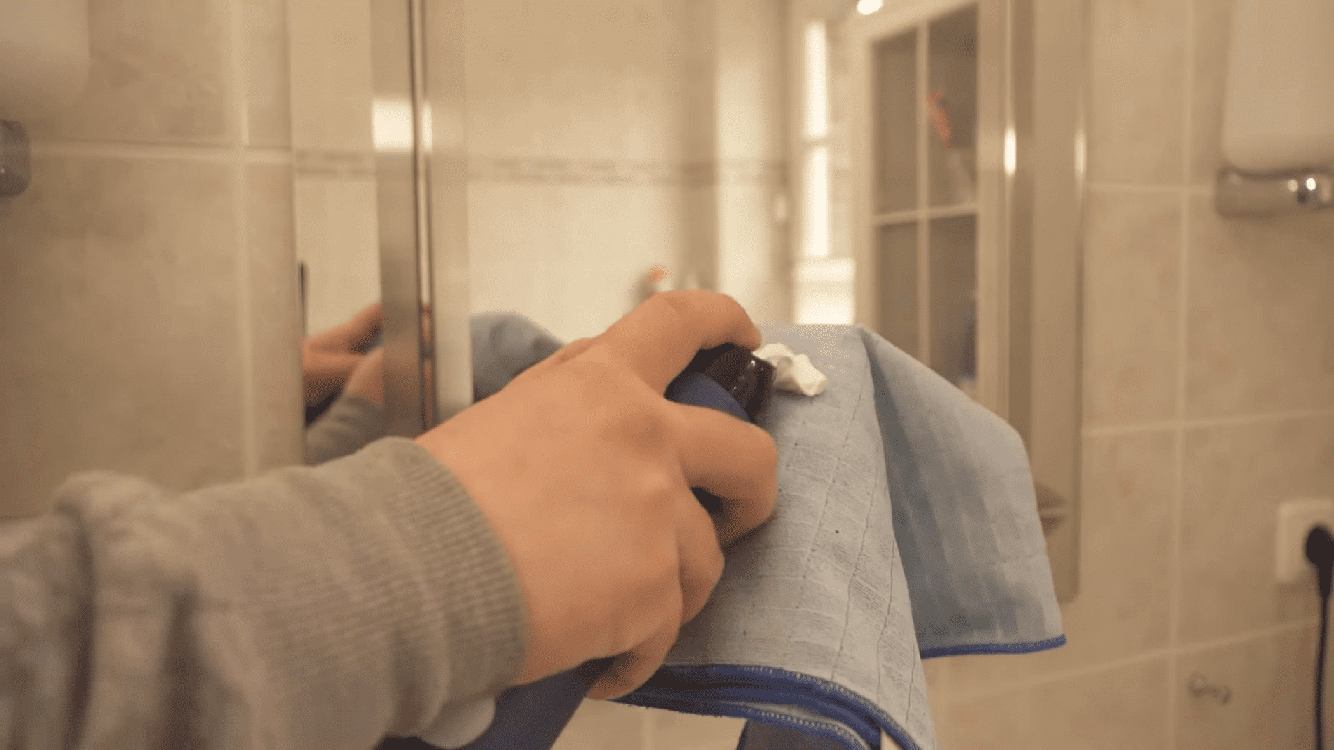 Експерти розповіли, що зробити, аби не запотівали дзеркала. Фото: YouTube/Smart Fox