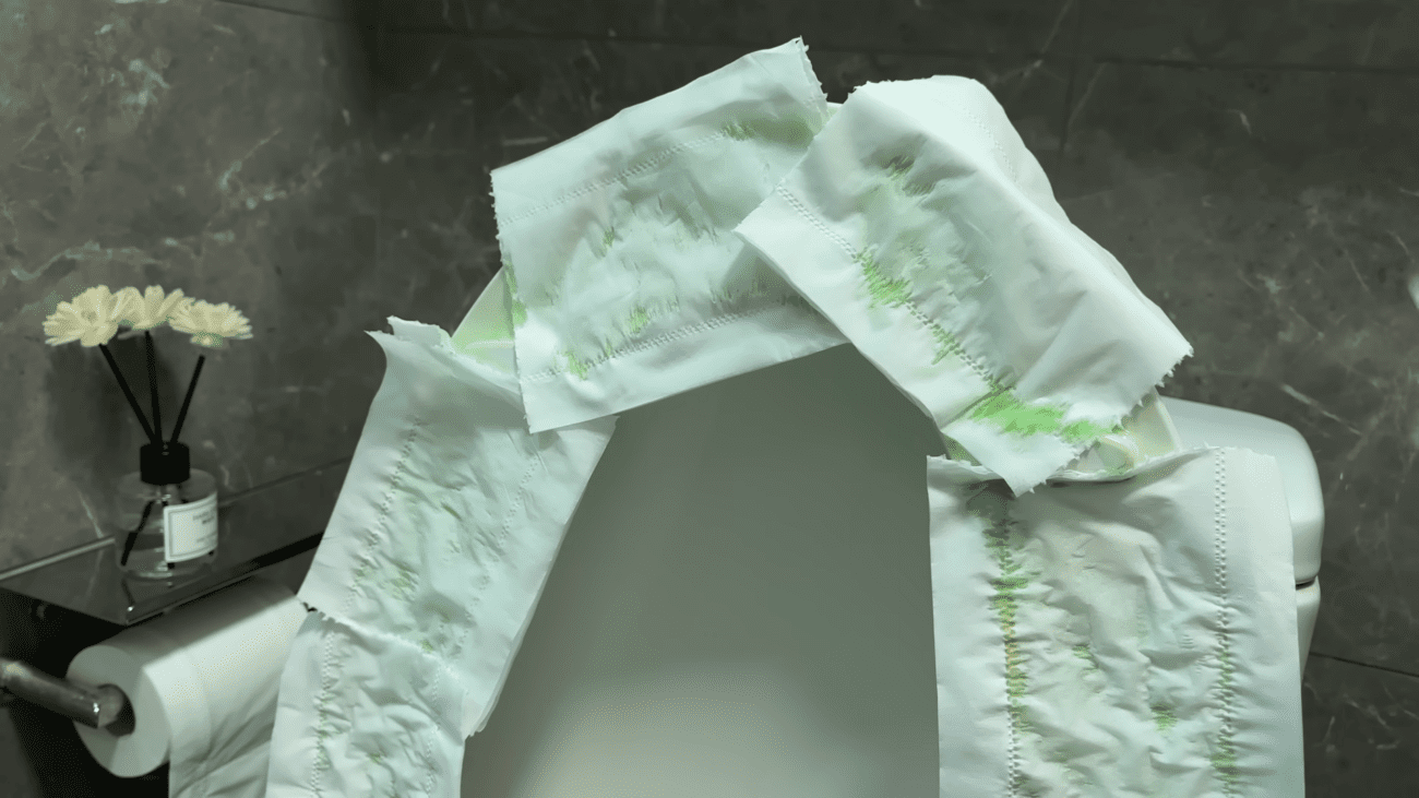 Експерти розповіли про екологічний спосіб очищення сидіння унітазу. Фото: YouTube/Mr.Smart