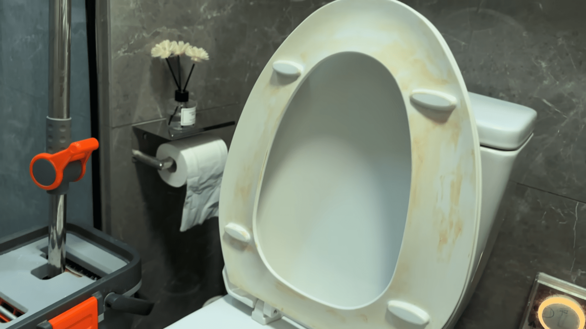 Експерти розповіли про екологічний спосіб очищення сидіння унітазу. Фото: YouTube/Mr.Smart Експерти розповіли про екологічний спосіб очищення сидіння унітазу. Фото: YouTube/Mr.Smart