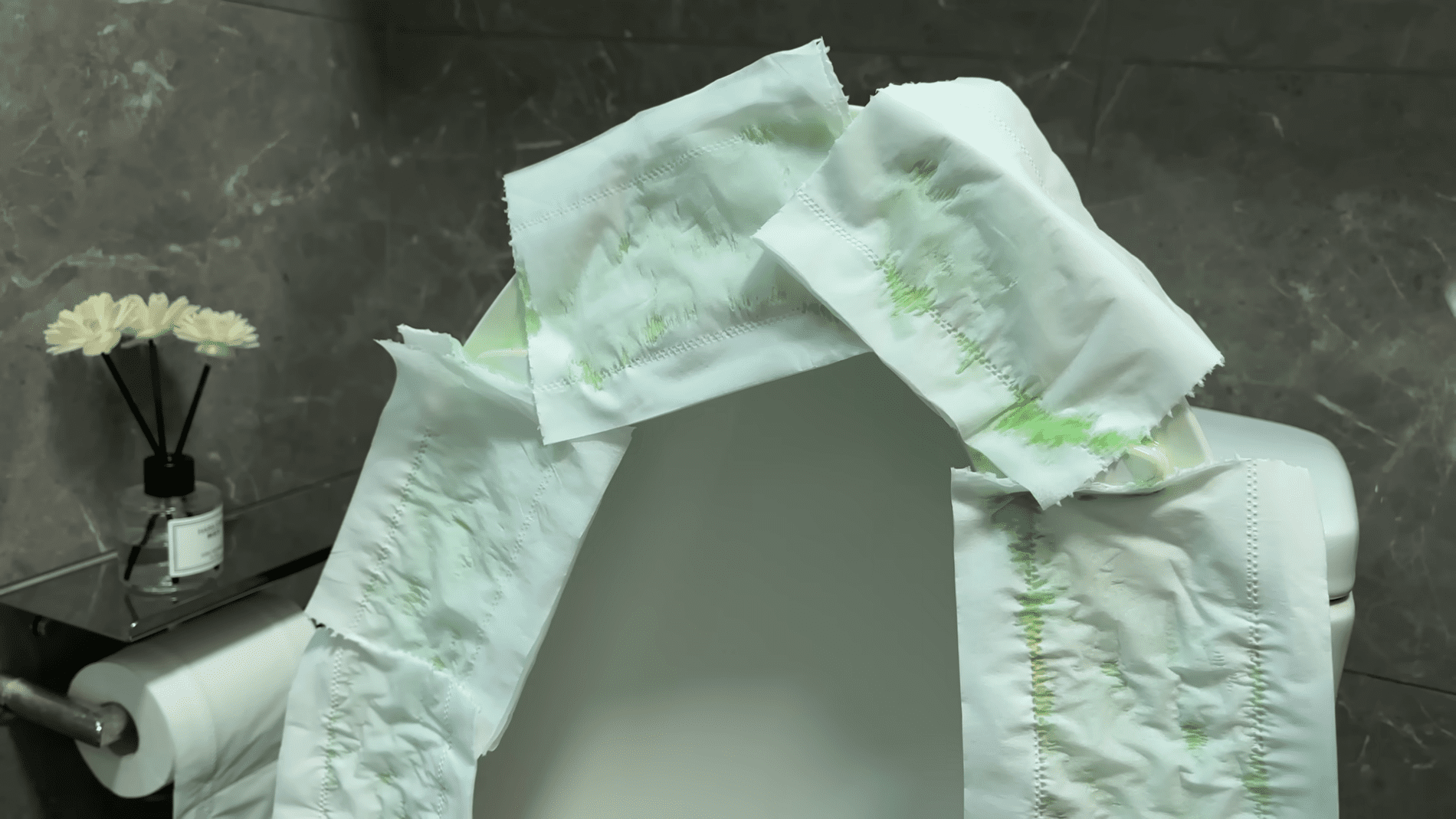 Експерти розповіли про екологічний спосіб очищення сидіння унітазу. Фото: YouTube/Mr.Smart