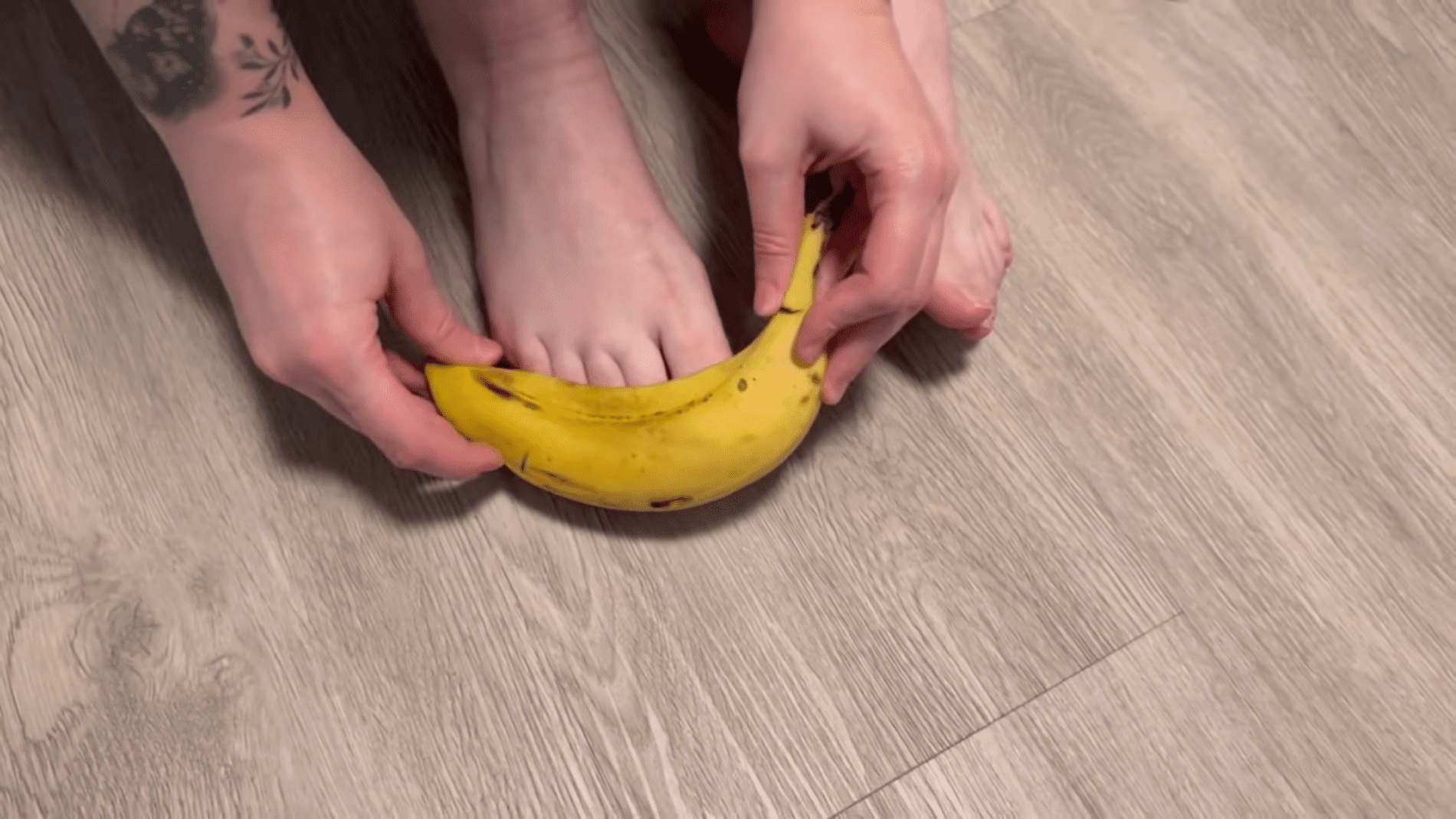 Експерти розповіли про простий догляд за стопами за допомогою бананової шкірки. Фото: YouTube/Smart Fox