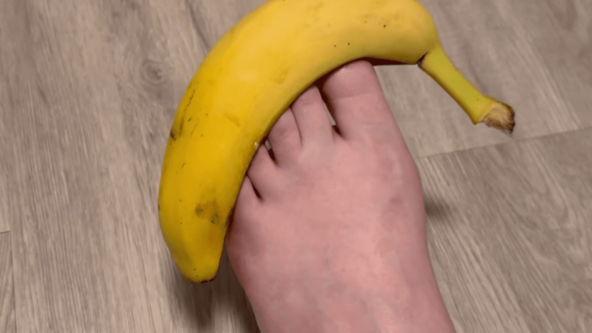 Експерти розповіли про простий догляд за стопами за допомогою бананової шкірки. Фото: YouTube/Smart Fox