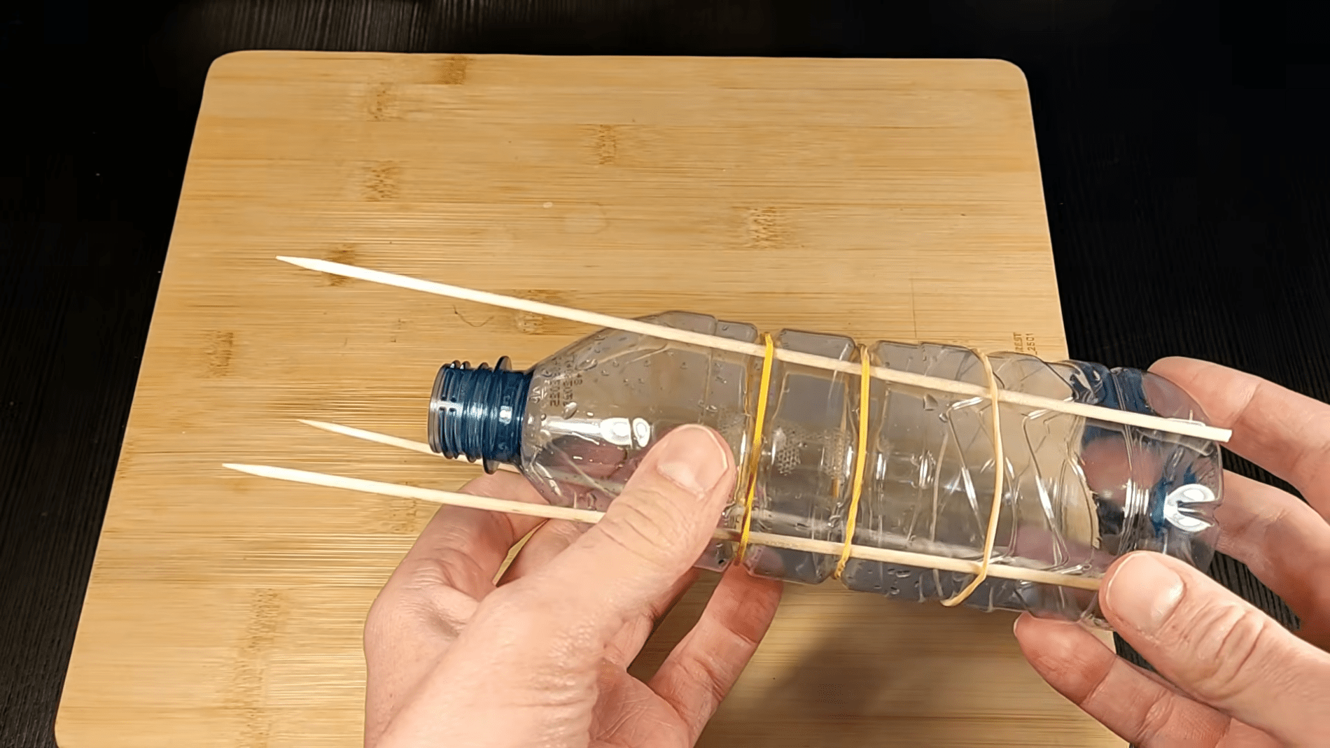 Городники розповіли, як безкоштовно організувати полив рослин.Фото: YouTube/ПРИРОДНЕ ЗДОРОВ'Я