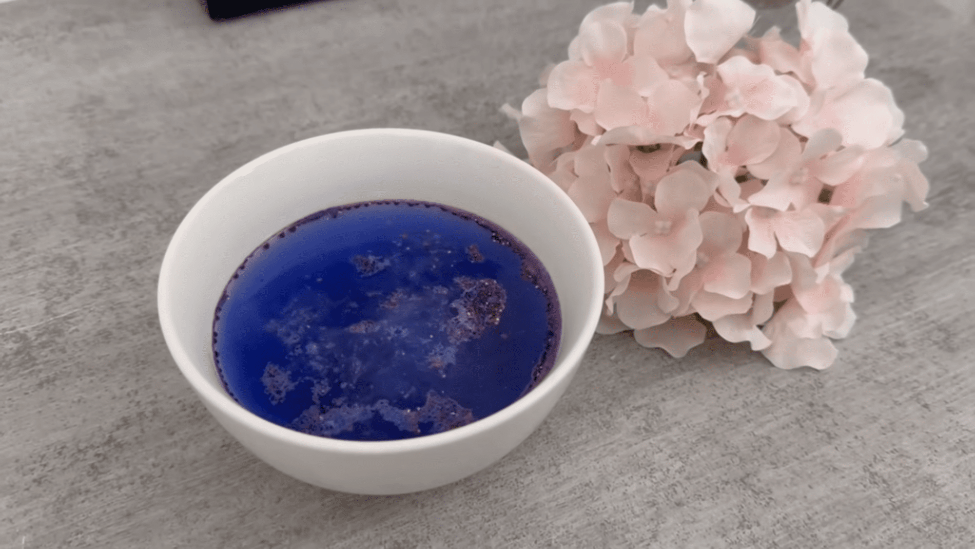 Експерти розповіли про простий і доступний засіб для прибирання. Фото: YouTube/Smart Fox