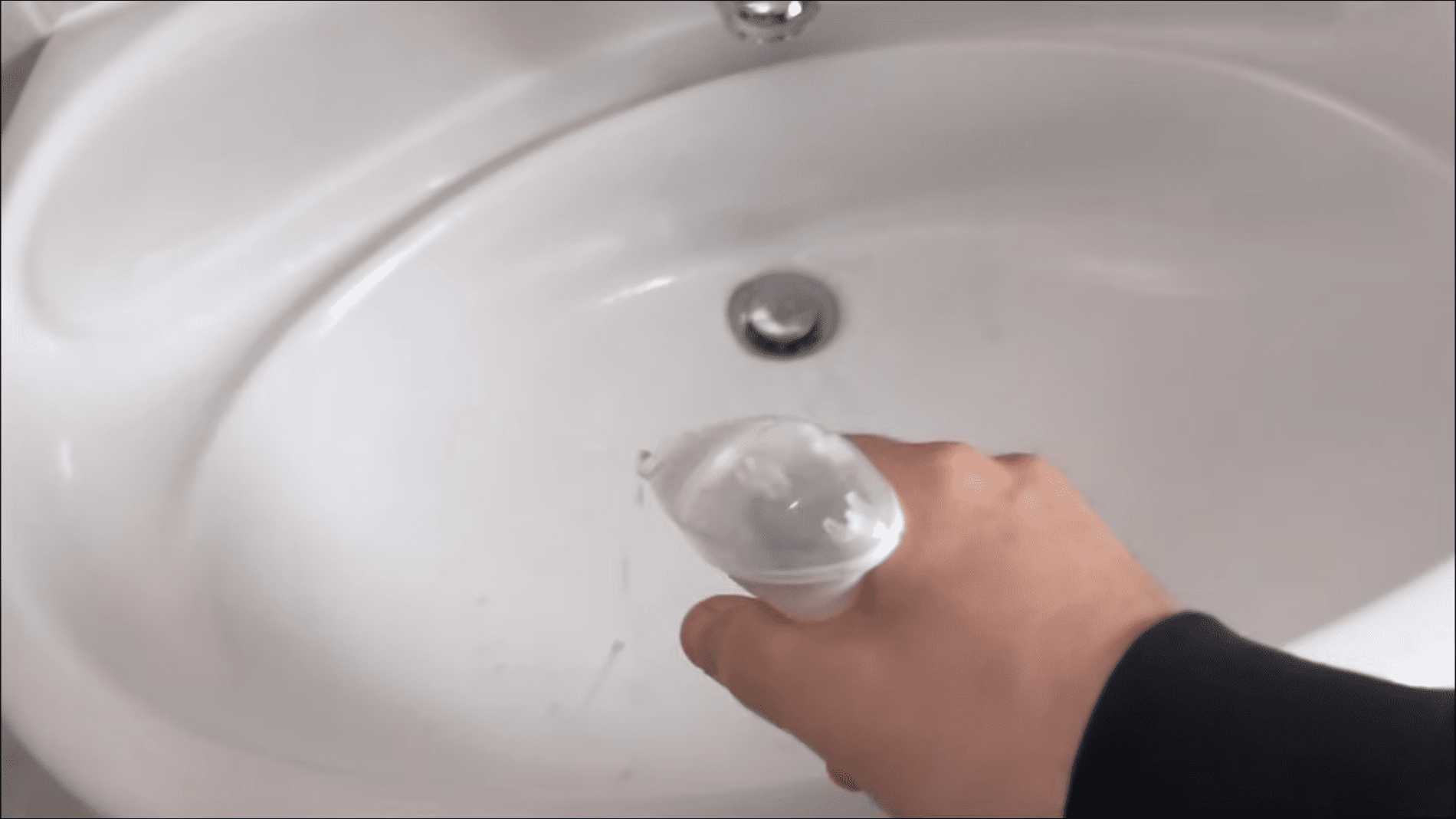 Експерти розповіли про простий і доступний засіб для прибирання. Фото: YouTube/Smart Fox