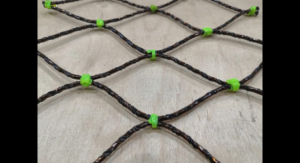 Сусіди дивляться через паркан і не вірять очам: як я плету міцну огорожу з пластику, що не гниє 50 років 