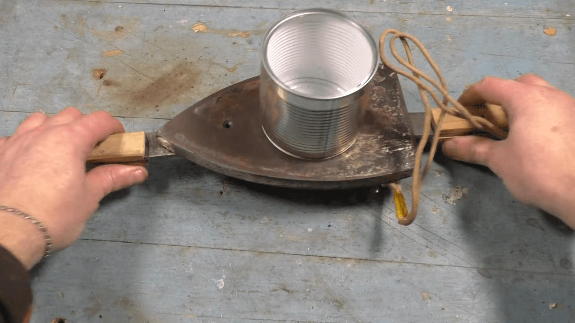 Експерти розповіли про цікаву саморобку зі старої праски. Фото: YouTube/Musiy4uk