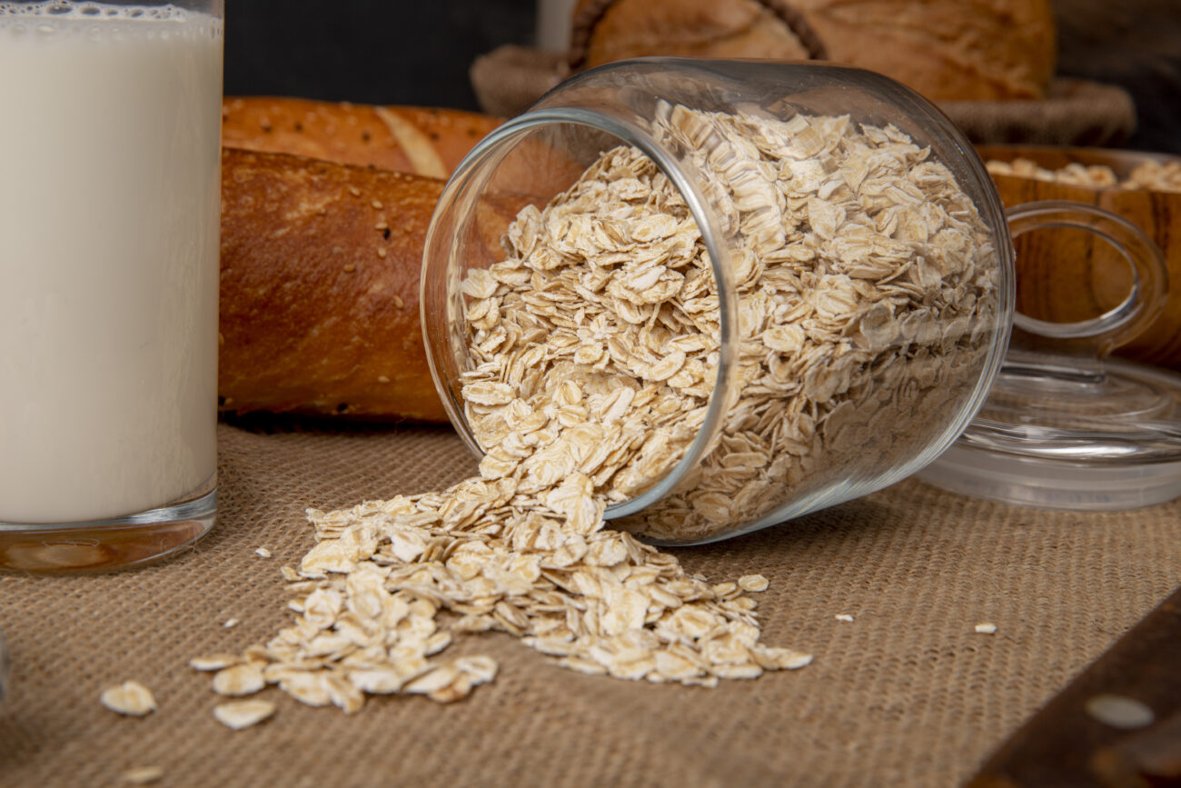 Експерти розповіли, чому в дорослому віці не варто їсти вівсянку щодня. Фото: Freepik