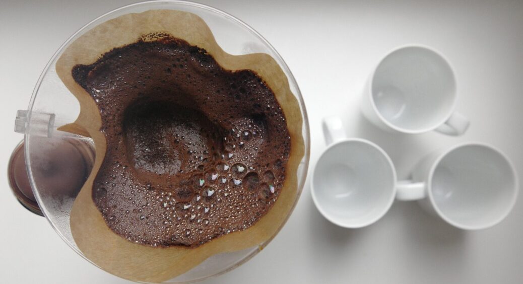 Не викидайте жмих, який залишається від кави, бо то — скарб: 5 способів застосування вдома і на городі 