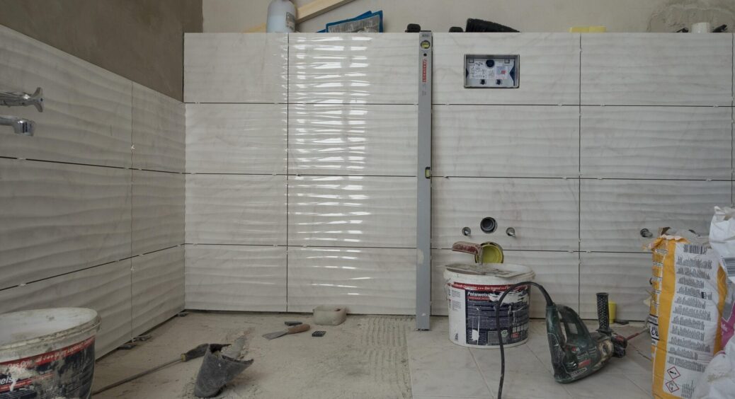 Цей 1 колір плитки у ванній кімнаті найкраще приховує мильні розводи: обрала його — і не пошкодувала 